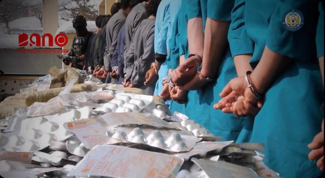 خبرگزاری بانو: فرماندهی امنیه طالبان در کابل از بازداشت یک باند ۱۸ نفره فروش مواد مخدر در ولسوالی فرزه خبر داده است. بر اساس اطلاعات دفتر مطبوعات و روابط عمومی این فرماندهی، نیروهای امنیتی در ولسوالی فرزه طی یک سلسله عملیات کشفی موفق شدند این باند را که در بخش‌های مختلف اقدام به فروش مواد مخدر به شهروندان می‌کرد، شناسایی و بازداشت کنند. به گفته مقام‌های امنیتی طالبان، از نزد افراد بازداشت‌شده مقدار قابل توجهی مواد مخدر و اقلام مرتبط به‌دست آمده است که شامل ۳۲ هزار و ۷۹۶ قرص نشه‌آور نوع «زیکپ»، ۱۳ هزار و ۳۲۹ قرص «تابلیٹ کا»، حدود ۲۳.۵ کیلوگرام چرس و هفت عراده موتر می‌باشد. فرماندهی امنیه کابل طالبان افزوده است که تمامی مظنونان به ارتکاب جرم اعتراف کرده‌اند و بررسی‌های بیشتر در مورد این پرونده جریان دارد. این رویداد روز یک شنبه، ۱۲ دلو ۱۴۰۴ انجام شده است.