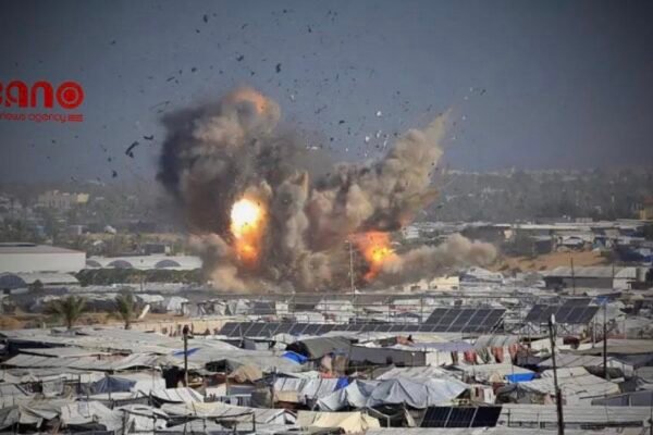 خبرگزاری بانو: مقام‌های امدادی غزه اعلام کردند که در پی موج تازه حملات هوایی اسرائیل به مناطق مختلف نوار غزه در روز شنبه (۱۱دلو)، دست‌کم ۳۲ نفر کشته شدند که زنان و کودکان نیز در میان قربانیان دیده می‌شوند. سازمان دفاع مدنی غزه گزارش داد در یکی از حملات، خیمه آواره‌گان در شهر خان‌یونس هدف قرار گرفته و اعضای یک خانواده آواره جان باخته‌اند. فلسطینی‌ها این حملات را شدیدترین تهاجم از زمان آغاز مرحله دوم آتش‌بس می‌دانند. ارتش اسرائیل با تأیید این حملات، مدعی شد که در پاسخ به «نقض آتش‌بس از سوی حماس» انجام شده و اهدافی از جمله افراد مسلح، انبار تسلیحات و سکوهای پرتاب را هدف قرار داده است. حماس اما این حملات را محکوم کرده و آن را ادامه «جنگ و کشتار» علیه غیرنظامیان دانسته است. این حملات در آستانه بازگشایی گذرگاه رفح انجام می‌شود و با واکنش مصر و قطر همراه شده؛ دو کشوری که خواستار خویشتن‌داری و حفظ آتش‌بس شده‌اند. نهادهای بین‌المللی هشدار می‌دهند که تداوم نقض آتش‌بس، روند مذاکرات و کمک‌رسانی به غزه را با خطر جدی روبه‌رو می‌کند.