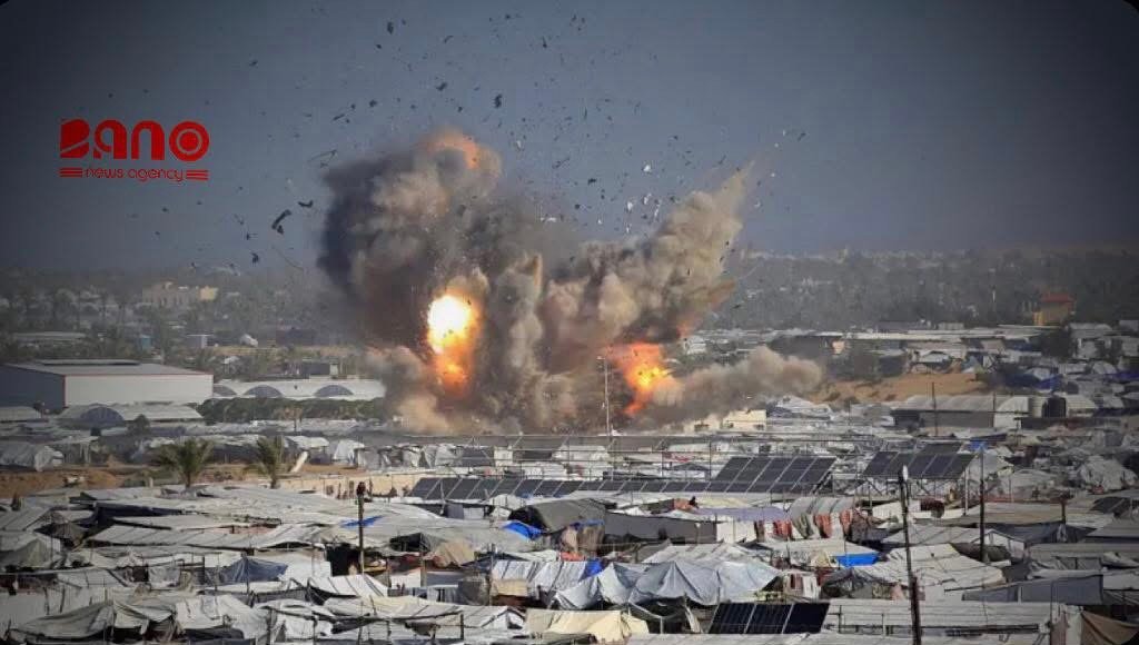 خبرگزاری بانو: مقام‌های امدادی غزه اعلام کردند که در پی موج تازه حملات هوایی اسرائیل به مناطق مختلف نوار غزه در روز شنبه (۱۱دلو)، دست‌کم ۳۲ نفر کشته شدند که زنان و کودکان نیز در میان قربانیان دیده می‌شوند. سازمان دفاع مدنی غزه گزارش داد در یکی از حملات، خیمه آواره‌گان در شهر خان‌یونس هدف قرار گرفته و اعضای یک خانواده آواره جان باخته‌اند. فلسطینی‌ها این حملات را شدیدترین تهاجم از زمان آغاز مرحله دوم آتش‌بس می‌دانند. ارتش اسرائیل با تأیید این حملات، مدعی شد که در پاسخ به «نقض آتش‌بس از سوی حماس» انجام شده و اهدافی از جمله افراد مسلح، انبار تسلیحات و سکوهای پرتاب را هدف قرار داده است. حماس اما این حملات را محکوم کرده و آن را ادامه «جنگ و کشتار» علیه غیرنظامیان دانسته است. این حملات در آستانه بازگشایی گذرگاه رفح انجام می‌شود و با واکنش مصر و قطر همراه شده؛ دو کشوری که خواستار خویشتن‌داری و حفظ آتش‌بس شده‌اند. نهادهای بین‌المللی هشدار می‌دهند که تداوم نقض آتش‌بس، روند مذاکرات و کمک‌رسانی به غزه را با خطر جدی روبه‌رو می‌کند.