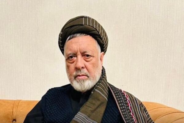 خبرگزاری بانو: ده‌ها تن از اعضای حزب وحدت اسلامی مردم افغانستان به رهبری محمد محقق در زون غرب کشور از این جریان سیاسی استعفا داده‌اند و اعلام کرده‌اند که فعالیت‌های سیاسی خود را در قالب یک تشکل جدید ادامه خواهند داد. حدود صد عضو این حزب در بیانیه‌ای مشترک، «فرسایش اصل تصمیم‌گیری جمعی»، تضعیف خرد جمعی و نبود سازوکار مؤثر پاسخ‌گویی به شرایط جدید را از دلایل اصلی کناره‌گیری خود عنوان کرده‌اند. به گفته امضاکنندگان، چالش‌های موجود، ادامه فعالیت مؤثر آنان در چارچوب کنونی حزب را با تردید جدی مواجه ساخته است. این اعضا افزوده‌اند که در سال‌های اخیر، اصل مشورت و استفاده از ظرفیت‌های درون‌حزبی تضعیف شده و در برخی تصمیمات سیاسی، از جمله حمایت‌های انتخاباتی، ملاحظات تشکیلاتی و جایگاه اجتماعی نادیده گرفته شده است. در میان استعفا‌دهندگان، چهره‌هایی چون زارع حقجو، معاون رهبری حزب در زون غرب، غلام‌علی اخلاقی معاون سیاسی، رمضان جعفری معاون ولایتی هرات و فاطمه احمدی معاون امور زنان حوزه غرب دیده می‌شوند. استعفا‌دهندگان تأکید کرده‌اند که این کناره‌گیری به معنای خروج از سیاست نیست و آنان فعالیت‌های سیاسی و اجتماعی خود را در قالب یک جریان مستقل ادامه خواهند داد. در همین حال، یکی از مسئولان حزب وحدت اسلامی مردم افغانستان گفته است که تلاش‌های محمد محقق برای گفت‌وگو با اعضای ناراضی به نتیجه نرسیده است. رهبری حزب تا کنون واکنشی رسمی به این استعفاها نشان نداده است.