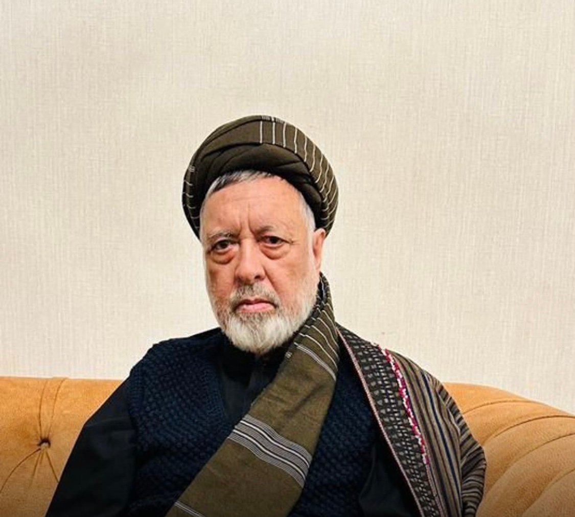 خبرگزاری بانو: ده‌ها تن از اعضای حزب وحدت اسلامی مردم افغانستان به رهبری محمد محقق در زون غرب کشور از این جریان سیاسی استعفا داده‌اند و اعلام کرده‌اند که فعالیت‌های سیاسی خود را در قالب یک تشکل جدید ادامه خواهند داد. حدود صد عضو این حزب در بیانیه‌ای مشترک، «فرسایش اصل تصمیم‌گیری جمعی»، تضعیف خرد جمعی و نبود سازوکار مؤثر پاسخ‌گویی به شرایط جدید را از دلایل اصلی کناره‌گیری خود عنوان کرده‌اند. به گفته امضاکنندگان، چالش‌های موجود، ادامه فعالیت مؤثر آنان در چارچوب کنونی حزب را با تردید جدی مواجه ساخته است. این اعضا افزوده‌اند که در سال‌های اخیر، اصل مشورت و استفاده از ظرفیت‌های درون‌حزبی تضعیف شده و در برخی تصمیمات سیاسی، از جمله حمایت‌های انتخاباتی، ملاحظات تشکیلاتی و جایگاه اجتماعی نادیده گرفته شده است. در میان استعفا‌دهندگان، چهره‌هایی چون زارع حقجو، معاون رهبری حزب در زون غرب، غلام‌علی اخلاقی معاون سیاسی، رمضان جعفری معاون ولایتی هرات و فاطمه احمدی معاون امور زنان حوزه غرب دیده می‌شوند. استعفا‌دهندگان تأکید کرده‌اند که این کناره‌گیری به معنای خروج از سیاست نیست و آنان فعالیت‌های سیاسی و اجتماعی خود را در قالب یک جریان مستقل ادامه خواهند داد. در همین حال، یکی از مسئولان حزب وحدت اسلامی مردم افغانستان گفته است که تلاش‌های محمد محقق برای گفت‌وگو با اعضای ناراضی به نتیجه نرسیده است. رهبری حزب تا کنون واکنشی رسمی به این استعفاها نشان نداده است.