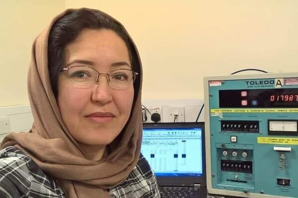 خبرگزاری بانو: هم‌زمان با فرارسیدن روز جهانی سرطان، داکتر بانو جعفری بر ضرورت نگاه جامع و انسانی به روند تداوی بیماران سرطانی تأکید کرده و گفته است که درمان موفق، تنها به دوا، عملیات جراحی و شعاع‌درمانی محدود نمی‌شود، بلکه وضعیت روانی، باورها و سبک زندگی بیمار نقش تعیین‌کننده‌ای در مسیر شفا دارد. داکتر جعفری با اشاره به دشواری‌های مسیر درمان سرطان گفته است که تلاش‌های داکتران، پرستاران و تمام تیم‌های صحی قابل قدر و اساسی است، اما در کنار تداوی طبی، توجه به ذهن، فکر و روح بیمار نیز باید بخشی جدایی‌ناپذیر از روند درمان باشد. به باور او، بسیاری از بیماری‌ها تنها از جسم آغاز نمی‌شوند، بلکه ریشه در استرس‌های دوامدار، فشارهای روانی، ناامیدی، تغذیه ناسالم، بی‌تحرکی و شیوه نادرست زندگی دارند و زمانی که ذهن بیمار شود، جسم نیز به‌تدریج آسیب می‌بیند. او تأکید می‌کند که برای دستیابی به یک درمان مؤثر، باید تداوی طبی با آنچه «فرادرمانی» می‌نامد، یک‌جا شود؛ یعنی هم‌زمان با درمان جسم، روی تقویت روح، باور و نگرش انسان نیز کار صورت گیرد. از نگاه او، امید، آرامش روانی، دعا، ورزش منظم، تغذیه سالم و نگاه مثبت به زندگی، همگی بخش‌هایی از مسیر شفا هستند. داکتر بانو جعفری همچنان به فعالیت‌های شرکت دانش‌بنیان TrueInvivo اشاره کرده و گفته است که این مجموعه با فراهم‌سازی ابزارهای دقیق دوزسنجی، تلاش می‌کند به تیم‌های درمانی کمک کند تا روند تداوی بیماران با دقت و امنیت بیشتر انجام شود و بیماران با اطمینان خاطر این مسیر دشوار را طی کنند. او هدف از طرح این دیدگاه‌ها را یادآوری سایر ابعاد یک تداوی موفق عنوان کرده است. در پایان، داکتر جعفری با ابراز احترام به بیماران، خانواده‌های آنان و کارکنان صحی، روز جهانی سرطان را فرصتی برای همدلی، آگاهی و تغییر در سبک زندگی دانسته و افزوده است که با ترکیب علم، ایمان، آگاهی و اصلاح شیوه زندگی می‌توان مسیر درمان را روشن‌تر و انسانی‌تر ساخت.