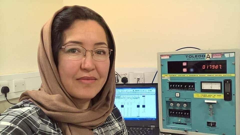 خبرگزاری بانو: هم‌زمان با فرارسیدن روز جهانی سرطان، داکتر بانو جعفری بر ضرورت نگاه جامع و انسانی به روند تداوی بیماران سرطانی تأکید کرده و گفته است که درمان موفق، تنها به دوا، عملیات جراحی و شعاع‌درمانی محدود نمی‌شود، بلکه وضعیت روانی، باورها و سبک زندگی بیمار نقش تعیین‌کننده‌ای در مسیر شفا دارد. داکتر جعفری با اشاره به دشواری‌های مسیر درمان سرطان گفته است که تلاش‌های داکتران، پرستاران و تمام تیم‌های صحی قابل قدر و اساسی است، اما در کنار تداوی طبی، توجه به ذهن، فکر و روح بیمار نیز باید بخشی جدایی‌ناپذیر از روند درمان باشد. به باور او، بسیاری از بیماری‌ها تنها از جسم آغاز نمی‌شوند، بلکه ریشه در استرس‌های دوامدار، فشارهای روانی، ناامیدی، تغذیه ناسالم، بی‌تحرکی و شیوه نادرست زندگی دارند و زمانی که ذهن بیمار شود، جسم نیز به‌تدریج آسیب می‌بیند. او تأکید می‌کند که برای دستیابی به یک درمان مؤثر، باید تداوی طبی با آنچه «فرادرمانی» می‌نامد، یک‌جا شود؛ یعنی هم‌زمان با درمان جسم، روی تقویت روح، باور و نگرش انسان نیز کار صورت گیرد. از نگاه او، امید، آرامش روانی، دعا، ورزش منظم، تغذیه سالم و نگاه مثبت به زندگی، همگی بخش‌هایی از مسیر شفا هستند. داکتر بانو جعفری همچنان به فعالیت‌های شرکت دانش‌بنیان TrueInvivo اشاره کرده و گفته است که این مجموعه با فراهم‌سازی ابزارهای دقیق دوزسنجی، تلاش می‌کند به تیم‌های درمانی کمک کند تا روند تداوی بیماران با دقت و امنیت بیشتر انجام شود و بیماران با اطمینان خاطر این مسیر دشوار را طی کنند. او هدف از طرح این دیدگاه‌ها را یادآوری سایر ابعاد یک تداوی موفق عنوان کرده است. در پایان، داکتر جعفری با ابراز احترام به بیماران، خانواده‌های آنان و کارکنان صحی، روز جهانی سرطان را فرصتی برای همدلی، آگاهی و تغییر در سبک زندگی دانسته و افزوده است که با ترکیب علم، ایمان، آگاهی و اصلاح شیوه زندگی می‌توان مسیر درمان را روشن‌تر و انسانی‌تر ساخت.