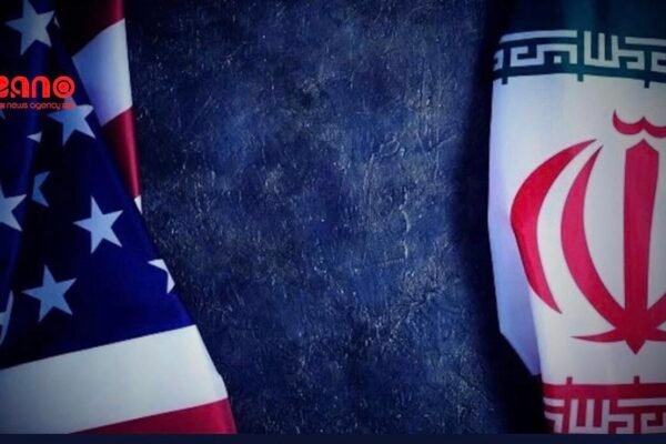 خبرگزاری بانو: پایگاه خبری آکسیوس به نقل از مقام‌های آمریکایی گزارش داده است که مذاکرات هسته‌ای میان ایالات متحده و جمهوری اسلامی ایران که قرار بود روز جمعه برگزار شود، لغو شده است و برنامه گفت‌وگوها در وضعیت بن‌بست قرار گرفته است. بر اساس این گزارش، دو طرف پیش‌تر برای انجام این مذاکرات در استانبول ترکیه توافق کرده بودند، اما ایران در لحظات پایانی خواستار تغییر مکان به عمان و برگزاری مذاکرات در قالبی دوجانبه شده بود. واشینگتن با این درخواست برای تغییر مکان و چارچوب گفت‌وگوها موافقت نکرده و به ایران گفته است که «یا همین برنامه را می‌پذیرید یا هیچ چیز». ایران نیز در پاسخ گفته است «پس هیچ چیز». این لغو مذاکرات نشان‌دهنده بن‌بست عمیق بر سر چارچوب و شکل گفت‌وگوها است؛ مسئله‌ای که می‌تواند تلاش‌های دیپلماتیک برای حل پرونده هسته‌ای را با چالش مواجه سازد. در حالی که آمریکا نیاز دارد مذاکرات در یک قالب چندجانبه با حضور کشورهای منطقه برگزار شود، تهران خواهان تمرکز فقط بر موضوع برنامه هسته‌ای بوده است، بدون پرداختن به مسائل غیرهسته‌ای. طبق گزارش‌ها، این وضعیت تنش را در منطقه افزایش داده و نگرانی‌ها را درباره ادامه مسیر دیپلماسی برانگیخته است؛ زیرا برخی تحلیل‌گران هشدار داده‌اند که شکست مذاکرات می‌تواند گزینه‌های غیر دیپلماتیک را پررنگ‌تر کند. روابط میان تهران و واشینگتن در زمان فعلی بسیار حساس است؛ آمریکا حضور نظامی خود را در خاورمیانه افزایش داده و هرگونه اختلال در مسیر گفت‌وگوهای هسته‌ای می‌تواند به تشدید تنش‌ها دامن بزند. هنوز هیچ‌یک از مقامات ایران یا آمریکا به‌طور رسمی این خبر را تأیید یا تکذیب نکرده‌اند و وضعیت به‌گونه پویا در حال تغییر گزارش می‌شود.