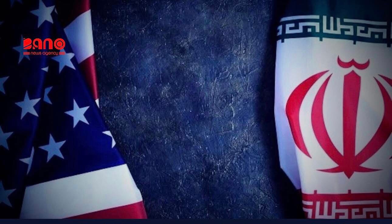 خبرگزاری بانو: پایگاه خبری آکسیوس به نقل از مقام‌های آمریکایی گزارش داده است که مذاکرات هسته‌ای میان ایالات متحده و جمهوری اسلامی ایران که قرار بود روز جمعه برگزار شود، لغو شده است و برنامه گفت‌وگوها در وضعیت بن‌بست قرار گرفته است. بر اساس این گزارش، دو طرف پیش‌تر برای انجام این مذاکرات در استانبول ترکیه توافق کرده بودند، اما ایران در لحظات پایانی خواستار تغییر مکان به عمان و برگزاری مذاکرات در قالبی دوجانبه شده بود. واشینگتن با این درخواست برای تغییر مکان و چارچوب گفت‌وگوها موافقت نکرده و به ایران گفته است که «یا همین برنامه را می‌پذیرید یا هیچ چیز». ایران نیز در پاسخ گفته است «پس هیچ چیز». این لغو مذاکرات نشان‌دهنده بن‌بست عمیق بر سر چارچوب و شکل گفت‌وگوها است؛ مسئله‌ای که می‌تواند تلاش‌های دیپلماتیک برای حل پرونده هسته‌ای را با چالش مواجه سازد. در حالی که آمریکا نیاز دارد مذاکرات در یک قالب چندجانبه با حضور کشورهای منطقه برگزار شود، تهران خواهان تمرکز فقط بر موضوع برنامه هسته‌ای بوده است، بدون پرداختن به مسائل غیرهسته‌ای. طبق گزارش‌ها، این وضعیت تنش را در منطقه افزایش داده و نگرانی‌ها را درباره ادامه مسیر دیپلماسی برانگیخته است؛ زیرا برخی تحلیل‌گران هشدار داده‌اند که شکست مذاکرات می‌تواند گزینه‌های غیر دیپلماتیک را پررنگ‌تر کند. روابط میان تهران و واشینگتن در زمان فعلی بسیار حساس است؛ آمریکا حضور نظامی خود را در خاورمیانه افزایش داده و هرگونه اختلال در مسیر گفت‌وگوهای هسته‌ای می‌تواند به تشدید تنش‌ها دامن بزند. هنوز هیچ‌یک از مقامات ایران یا آمریکا به‌طور رسمی این خبر را تأیید یا تکذیب نکرده‌اند و وضعیت به‌گونه پویا در حال تغییر گزارش می‌شود.