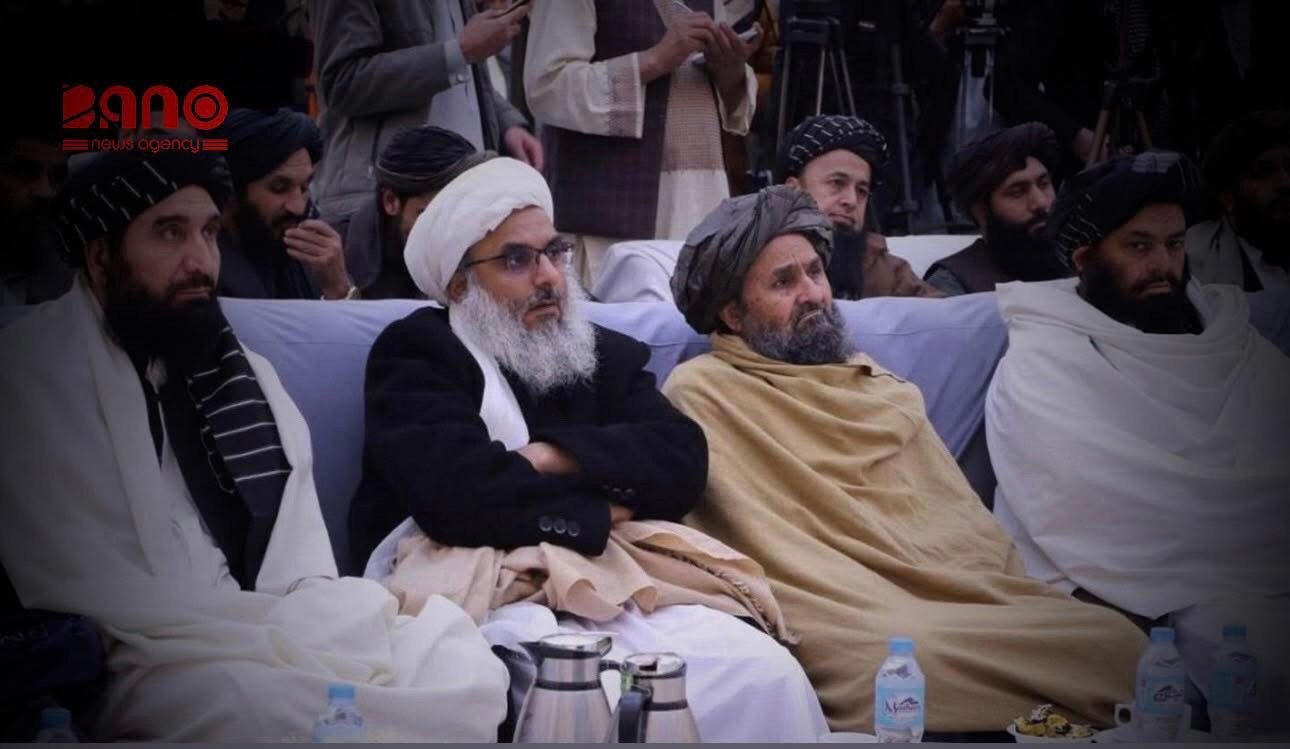 خبرگزاری بانو: نوراحمد اسلام‌جار، والی طالبان در ولایت هرات، با اظهاراتی بی‌سابقه گفته است که اگر کارمندی را «مفسد اداری» تشخیص دهد و مرگ او را روا بداند، شخصاً دستور قتل وی را صادر خواهد کرد. دفتر مطبوعاتی والی هرات طالبان روز شنبه، ۱۸ دلو، بخشی از سخنرانی اسلام‌جار را منتشر کرده که او در آن درباره مبارزه با فساد اداری صحبت می‌کند. اسلام‌جار در این سخنان، مفسد اداری را «هم‌ردیف اختطاف‌گر» دانسته و می‌گوید: «اگر مرگ او روا باشد، به طالب می‌گویم که او را بکش.» والی طالبان هم‌زمان اذعان کرده است که «قانون» مانع اجرای چنین احکامی می‌شود و به گفته خودش، اگر این محدودیت وجود نداشت، برای صدور حکم قتل آمادگی داشت. این اظهارات در حالی مطرح می‌شود که طالبان بارها از سوی نهادهای داخلی و بین‌المللی به فساد سیستماتیک در ادارات دولتی، گمرکات و به‌ویژه پروژه‌های معدنی متهم شده‌اند؛ اتهاماتی که این گروه همواره آن را رد کرده، اما هیچ سازوکار شفاف و مستقل برای مبارزه با فساد ارائه نکرده است. اظهارات اسلام‌جار واکنش‌ها و نگرانی‌هایی را درباره نهادینه‌شدن خشونت، نبود حاکمیت قانون و جایگزین‌شدن برخوردهای سلیقه‌ای به‌جای روندهای قضایی برانگیخته است؛ رویکردی که بیش از مبارزه با فساد، به تشدید فضای ترس در ساختار اداری شباهت دارد.