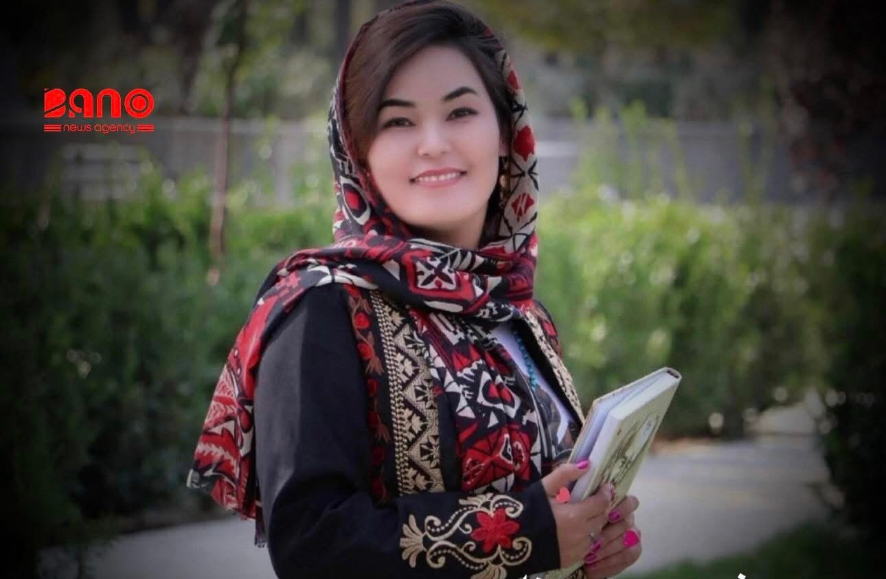 خبرگزاری بانو: منابع نزدیک به خانواده شیرین هزاره، فعال مدنی و عدالت‌خواه جوان، از درگذشت ناگهانی او خبر داده‌اند؛ رویدادی که بازتاب گسترده‌ای در شبکه‌های اجتماعی داشته و با ابراز اندوه و واکنش‌های فراوان همراه شده است. به گفته خانواده‌اش، شیرین هزاره پس از زمین خوردن ناگهانی در خانه به شفاخانه منتقل شد. داکتران سکته مغزی را علت وضعیت او عنوان کردند و با وجود انجام عملیات جراحی و بهبود موقت، وضعیت صحی‌اش پس از دو روز دوباره وخیم شد و شام روز گذشته جان باخت. شیرین هزاره از چهره‌های شناخته‌شده جنبش‌های عدالت‌خواهانه، به‌ویژه جنبش روشنایی بود و در سال‌های پسین نیز در اعتراض‌های مدنی، از جمله اعتراض به سیاست‌های ضد زن طالبان، نقش فعال داشت. او در گذشته در اثر انفجار در یکی از تظاهرات کابل زخمی شده بود، اما فعالیت‌های مدنی‌اش را متوقف نکرد. وی پس از سقوط جمهوریت مدتی در کویته پاکستان زندگی کرد و کمتر از شش ماه پیش به استرالیا مهاجرت کرده بود. مرگ نابهنگام او از سوی بسیاری از فعالان مدنی و کاربران شبکه‌های اجتماعی، ضایعه‌ای بزرگ برای جامعه مدنی افغانستان توصیف شده است.