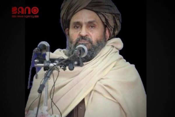 خبرگزاری بانو: عبدالغنی برادر، معاون اقتصادی رئیس‌الوزرای طالبان، در اظهاراتی بحث‌برانگیز افغانستان را به «درخت زقوم» تشبیه کرده؛ درختی که به‌گفته قرآن از اعماق دوزخ می‌روید. اعترافی ناخواسته که بیش از آن‌که نمایش قدرت باشد، تصویری عریان از واقعیتی تلخ است: افغانستان امروز به جهنمی بدل شده که طالبان خود ذقوم آن‌اند؛ هم به گلوی مردم افغانستان و هم مردم جامعه جهانی گیر کرده است. برادر این سخنان را روز یکشنبه، ۱۹ دلو، در مراسم فراغت شماری از نیروهای طالبان در وزارت دفاع این گروه بیان کرد و مدعی شد سیاست طالبان «کاذب» نیست و بر «نهادهای حق‌محور» و شریعت اسلامی استوار است. اما آنچه مردم تجربه می‌کنند، نه حق‌محوری که حذف سیستماتیک حقوق، نه نهادسازی که انسداد، و نه شریعت که قرائتی انحصاری و خشن از قدرت است. او هشدار داد هرکس «نیت بدی» در برابر افغانستان داشته باشد، بی‌پاسخ نخواهد ماند و بدون نام بردن از کشوری خاص، تلویحاً پاکستان را هدف گرفت؛ کنایه‌ای که با تشدید جنگ لفظی طالبان و اسلام‌آباد هم‌خوانی دارد. این در حالی است که تنش‌ها پس از حمله هوایی پاکستان به کابل در ۱۷ میزان و درگیری‌های مرزی پس از آن، وارد مرحله‌ای خطرناک شد. هرچند با میانجی‌گری قطر و ترکیه سه دور گفت‌وگو در دوحه و استانبول به آتش‌بس موقت انجامید، اما اختلافات بنیادی همچنان حل‌نشده باقی مانده است. برادر از کشورها خواست «در چارچوب ارزش‌ها و اصول طالبان» با افغانستان تعامل کنند؛ درخواستی که در عمل به معنای عادی‌سازی وضعیتی است که مردم افغانستان زیر بار آن خرد می‌شوند. وقتی خود طالبان افغانستان را به «زقوم» تشبیه می‌کنند، پرسش روشن است: چگونه می‌توان از جهان خواست میوه‌ای را بپذیرد که طعمش سوزان و پیامدش ویرانگر است؟ افغانستان امروز نه درختی برای رشد، که ذقومی برای بلعیدن فرصت‌هاست؛ وضعیتی که اگر تغییر نکند، نه‌تنها مردم افغانستان، که منطقه و جهان را نیز در چرخه‌ای از بحران نگه خواهد داشت.