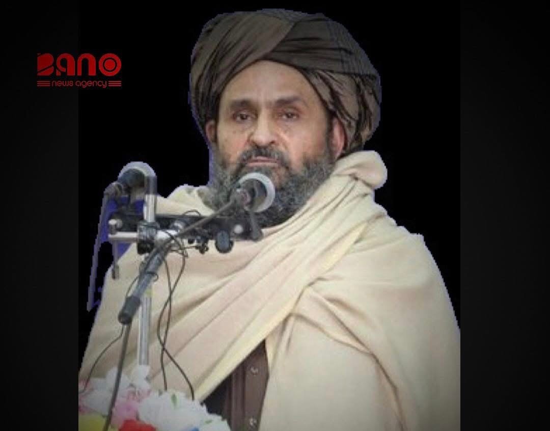 خبرگزاری بانو: عبدالغنی برادر، معاون اقتصادی رئیس‌الوزرای طالبان، در اظهاراتی بحث‌برانگیز افغانستان را به «درخت زقوم» تشبیه کرده؛ درختی که به‌گفته قرآن از اعماق دوزخ می‌روید. اعترافی ناخواسته که بیش از آن‌که نمایش قدرت باشد، تصویری عریان از واقعیتی تلخ است: افغانستان امروز به جهنمی بدل شده که طالبان خود ذقوم آن‌اند؛ هم به گلوی مردم افغانستان و هم مردم جامعه جهانی گیر کرده است. برادر این سخنان را روز یکشنبه، ۱۹ دلو، در مراسم فراغت شماری از نیروهای طالبان در وزارت دفاع این گروه بیان کرد و مدعی شد سیاست طالبان «کاذب» نیست و بر «نهادهای حق‌محور» و شریعت اسلامی استوار است. اما آنچه مردم تجربه می‌کنند، نه حق‌محوری که حذف سیستماتیک حقوق، نه نهادسازی که انسداد، و نه شریعت که قرائتی انحصاری و خشن از قدرت است. او هشدار داد هرکس «نیت بدی» در برابر افغانستان داشته باشد، بی‌پاسخ نخواهد ماند و بدون نام بردن از کشوری خاص، تلویحاً پاکستان را هدف گرفت؛ کنایه‌ای که با تشدید جنگ لفظی طالبان و اسلام‌آباد هم‌خوانی دارد. این در حالی است که تنش‌ها پس از حمله هوایی پاکستان به کابل در ۱۷ میزان و درگیری‌های مرزی پس از آن، وارد مرحله‌ای خطرناک شد. هرچند با میانجی‌گری قطر و ترکیه سه دور گفت‌وگو در دوحه و استانبول به آتش‌بس موقت انجامید، اما اختلافات بنیادی همچنان حل‌نشده باقی مانده است. برادر از کشورها خواست «در چارچوب ارزش‌ها و اصول طالبان» با افغانستان تعامل کنند؛ درخواستی که در عمل به معنای عادی‌سازی وضعیتی است که مردم افغانستان زیر بار آن خرد می‌شوند. وقتی خود طالبان افغانستان را به «زقوم» تشبیه می‌کنند، پرسش روشن است: چگونه می‌توان از جهان خواست میوه‌ای را بپذیرد که طعمش سوزان و پیامدش ویرانگر است؟ افغانستان امروز نه درختی برای رشد، که ذقومی برای بلعیدن فرصت‌هاست؛ وضعیتی که اگر تغییر نکند، نه‌تنها مردم افغانستان، که منطقه و جهان را نیز در چرخه‌ای از بحران نگه خواهد داشت.