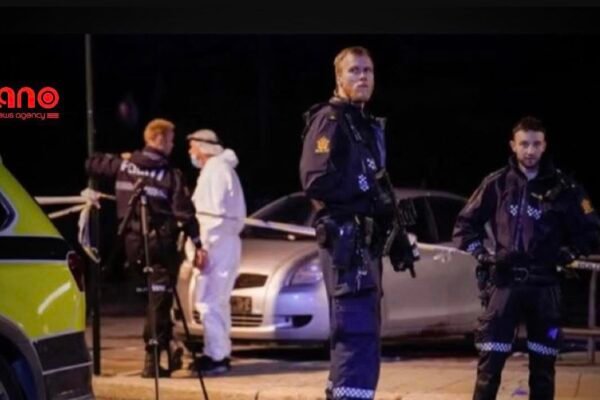 خبرگزاری بانو: پولیس ناروی روز دوشنبه تأیید کرد که یک شهروند افغانستان در یک رویداد خشونت‌آمیز در شهر برگین کشته شده و همسر او نیز در این حادثه زخمی گردیده است؛ رویدادی که بار دیگر نگرانی‌ها درباره امنیت پناهجویان افغانستان در کشورهای اروپایی را برجسته می‌سازد. به‌گفته پولیس، شام یکشنبه ۱۹ دلو، این مرد جوان در بیرون از محل سکونتش در منطقه «آرنا» هدف حمله فزیکی شدید قرار گرفت و با وجود انتقال فوری به شفاخانه، به‌دلیل شدت جراحات جان باخت. اقارب مقتول به رسانه هاگفته‌اند که این خانواده پس از سقوط دولت پیشین افغانستان، به ناروی پناه آورده بودند؛ کشوری که همواره خود را مدافع حقوق بشر و پناهجویان معرفی می‌کند. گزارش‌ها نشان می‌دهد که عامل یا عاملان این حمله پیش از رسیدن نیروهای امنیتی متواری شده‌اند. پولیس ناروی با راه‌اندازی عملیات گسترده، استفاده از سگ‌های پولیس، پهپادها و ایجاد ایست‌های بازرسی در بخش‌های مختلف برگین، تلاش برای شناسایی ضارب را آغاز کرده؛ اما با گذشت زمان، تاکنون هیچ فردی در پیوند به این قتل بازداشت نشده است. پولیس این رویداد را «قتل عمدی» خوانده و اعلام کرده که جسد قربانی برای بررسی‌های بیشتر به طب عدلی منتقل می‌شود. با این حال، خانواده مقتول می‌گویند که تا این لحظه هیچ اطلاعات روشنی در مورد هویت ضارب، انگیزه قتل یا روند پیگیری قضیه از سوی پولیس در اختیارشان قرار نگرفته است. این حادثه در حالی رخ می‌دهد که هزاران پناهجوی افغانستان پس از فرار از جنگ، ناامنی و سرکوب، به اروپا پناه برده‌اند، اما اکنون با چالش‌های تازه‌ای از جمله خشونت، نژادپرستی و نبود شفافیت در رسیدگی به پرونده‌های امنیتی روبه‌رو هستند. قتل این شهروند افغانستان، پرسش‌های جدی درباره میزان تعهد عملی دولت‌های اروپایی به تأمین امنیت پناهجویان، فراتر از شعارهای حقوق بشری، ایجاد کرده است.