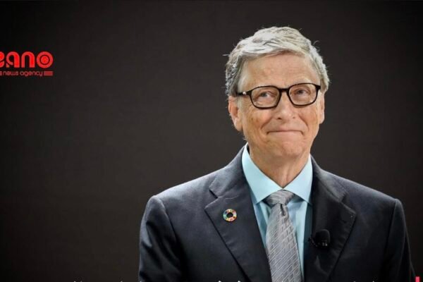 خبرگزاری بانو: بیل گیتس، بنیان‌گذار شرکت مایکروسافت و یکی از شناخته‌شده‌ترین میلیاردرهای جهان، با اختصاص بیش از ۵۲ میلیارد دالر از دارایی شخصی خود به امور خیریه، از فهرست ده ثروتمند برتر جهان خارج شده است. بر اساس گزارش‌ها، بخش عمده این سرمایه از طریق «بنیاد بیل و ملیندا گیتس» برای حمایت از برنامه‌های صحی، مبارزه با بیماری‌های واگیردار، آموزش، کاهش فقر و بهبود وضعیت زندگی در کشورهای کم‌درآمد هزینه شده است. این بنیاد طی دو دهه گذشته به یکی از بزرگ‌ترین نهادهای خیریه جهان تبدیل شده و میلیاردها دالر را صرف پروژه‌های جهانی، به‌ویژه در آفریقا و کشورهای در حال توسعه، کرده است. بیل گیتس پیش‌تر بارها تأکید کرده بود که قصد ندارد ثروت خود را به‌گونه کامل به ارث بگذارد و باور دارد که «ثروت زیاد، اگر به جامعه برنگردد، معنا ندارد». او به‌همراه وارن بافت از بنیان‌گذاران ابتکار جهانی «The Giving Pledge» است؛ طرحی که میلیاردرها را تشویق می‌کند دست‌کم نیمی از دارایی خود را به امور خیریه اختصاص دهند. کاهش جایگاه گیتس در فهرست ثروتمندان جهان نه به‌دلیل زیان اقتصادی، بلکه نتیجه مستقیم تعهد او به بخشش گسترده دارایی‌اش عنوان شده است؛ اقدامی که از سوی بسیاری به‌عنوان الگویی نادر از مسئولیت‌پذیری اجتماعی در میان ابرثروتمندان جهان ستایش می‌شود.