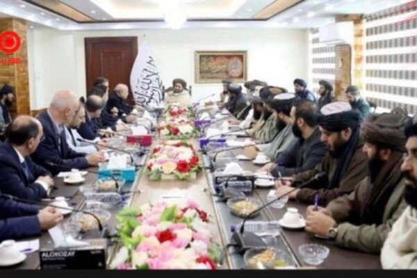 خبرگزاری بانو: قرارداد آغاز کار عملی پنج پروژه تولید برق میان شرکت برشنا و عزیزی‌گروپ با حضور مقام‌های طالبان امضا شد؛ پروژه‌هایی که مجموع ظرفیت آن‌ها ۸۴۵ میگاوات و ارزش سرمایه‌گذاری آن‌ها ۴۶۳ میلیون دالر اعلام شده است. عبدالحق هم‌کار، رییس برشنا، این طرح‌ها را گامی مهم برای کاهش وابستگی به برق وارداتی عنوان کرده و گفته است این پروژه‌ها ظرف دو تا سه سال آینده تکمیل می‌شود و هزاران فرصت شغلی ایجاد خواهد کرد. بر اساس این قرارداد، سه پروژه برق آفتابی در کابل، پروان و غزنی و دو نیروگاه زغال‌سنگ در بغلان و تخار ساخته خواهد شد. وزیران انرژی و آب و معادن طالبان نیز توسعه تولید داخلی برق را برای رشد اقتصادی ضروری دانسته و از سرمایه‌گذاری بخش خصوصی حمایت کرده‌اند. میرویس عزیزی، رییس عزیزی‌گروپ، این قرارداد را گامی در راستای خودکفایی انرژی خوانده و گفته است این شرکت برنامه‌های گسترده‌تری برای سرمایه‌گذاری در بخش تولید برق در دست دارد.