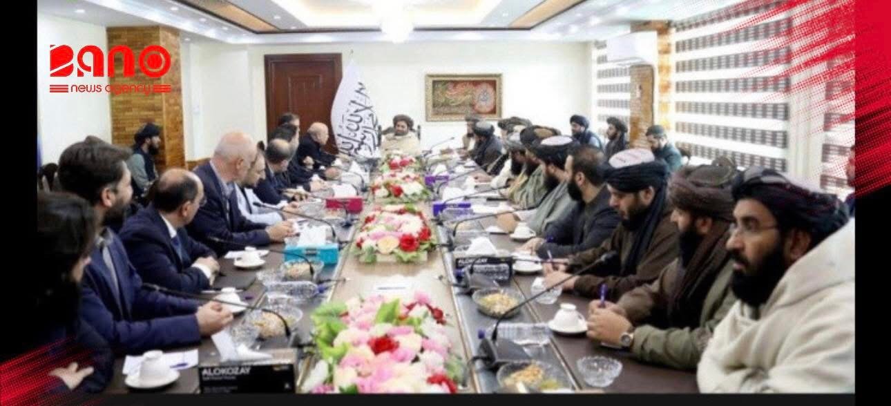 خبرگزاری بانو: قرارداد آغاز کار عملی پنج پروژه تولید برق میان شرکت برشنا و عزیزی‌گروپ با حضور مقام‌های طالبان امضا شد؛ پروژه‌هایی که مجموع ظرفیت آن‌ها ۸۴۵ میگاوات و ارزش سرمایه‌گذاری آن‌ها ۴۶۳ میلیون دالر اعلام شده است. عبدالحق هم‌کار، رییس برشنا، این طرح‌ها را گامی مهم برای کاهش وابستگی به برق وارداتی عنوان کرده و گفته است این پروژه‌ها ظرف دو تا سه سال آینده تکمیل می‌شود و هزاران فرصت شغلی ایجاد خواهد کرد. بر اساس این قرارداد، سه پروژه برق آفتابی در کابل، پروان و غزنی و دو نیروگاه زغال‌سنگ در بغلان و تخار ساخته خواهد شد. وزیران انرژی و آب و معادن طالبان نیز توسعه تولید داخلی برق را برای رشد اقتصادی ضروری دانسته و از سرمایه‌گذاری بخش خصوصی حمایت کرده‌اند. میرویس عزیزی، رییس عزیزی‌گروپ، این قرارداد را گامی در راستای خودکفایی انرژی خوانده و گفته است این شرکت برنامه‌های گسترده‌تری برای سرمایه‌گذاری در بخش تولید برق در دست دارد.