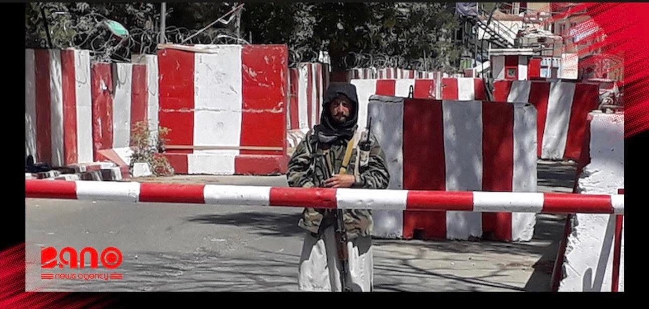 خبرگزاری بانو: شورای امنیت سازمان ملل در تازه‌ترین گزارش خود گفته که اسامه محمود، «امیر» شاخه‌ی القاعده در شبه‌جزیره‌ هند و یحیی غوری، معاون او در کابل حضور دارند. کمیته‌ نظارت بر تحریم‌های شورای امنیت در این گزارش گفته که بخش رسانه‌ای این شاخه‌ی القاعده در ولایت هرات در غرب افغانستان مستقر است. براساس این گزارش، این شاخه‌ی القاعده در جنوب‌شرق افغانستان همچنان فعال است؛ جایی که شبکه‌ حقانی نفوذ قابل‌توجهی دارد. کمیته‌ نظارت بر تحریم‌های شورای امنیت گفته که القاعده همچنان از حمایت مقام‌های طالبان برخوردار است و به‌عنوان ارائه‌دهنده‌ی خدمات و تقویت‌کننده برای دیگر گروه‌های تروریست در افغانستان، به‌ویژه از طریق آموزش و مشاوره، عمل می‌کند. در گزارش آمده که القاعده عمدتا به اعضای تحریک طالبان پاکستان (تی‌تی‌پی) مشوره و آموزش می‌دهد. کمیته‌ نظارت بر تحریم‌های شورای امنیت همچنین گفته که در دوره‌ی گزارشش، نگرانی‌هایی وجود داشت که این شاخه از القاعده به‌طور فزاینده‌ای بر عملیات خارجی تمرکز کرده است. این کمیته افزوده که احتمال می‌رفت این عملیات‌ها بدون ادعا یا قابل انکار باشند، تا برای طالبان به‌عنوان میزبان مشکل ایجاد نشود. از زمان تسلط دوباره‌ی طالبان بر افغانستان، سازمان ملل همواره از حضور و فعالیت القاعده در افغانستان گزارش داده است. امریکا نیز در ۳۰ جولای سال ۲۰۲۲، در یک حمله‌ی پهپادی، ایمن‌الظواهری، رهبر پیشین القاعده را در وزیر اکبرخان کابل کشت. طالبان ادعای کشته‌شدن ایمن‌الظواهری و حضور او در افغانستان را رد کردند و گفتند در این مورد تحقیق می‌کنند، اما هنوز نتایج این تحقیقات را اعلام نکرده‌اند.