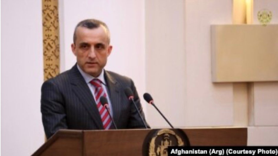 خبرگزاری بانو: امرالله صالح، معاون پیشین ریاست‌جمهوری افغانستان، مدعی شده است که یک شرکت هوایی ازبیکستانی مسئول انتقال پول نقد امریکا به کابل است و در تازه‌ترین مورد، روز ۲۰ دلو ۴۰ میلیون دالر به افغانستان انتقال یافته است. امرالله صالح روز جمعه ۲۴ دلو در صفحه اکس خود نوشت که شرکت تازه‌تأسیس «اسکای گارد» زیرمجموعه شرکت امریکایی ایر سیل بوده و با سه هواپیمای اجاره‌ای، پول نقد را به کابل منتقل می‌کند. به گفته او، این پروازها در سیستم‌های ردیابی پرواز ثبت نمی‌شوند و آخرین مورد از شارجه به کابل انجام شده و سپس همان روز بازگشته است. صالح پرسیده است اگر این پول‌ها متعلق به امریکا و در اختیار طالبان نیست، چرا به‌گونه «مخفیانه» انتقال می‌شود. او همچنین ادعا کرده که با وجود بحث‌ها در کانگرس امریکا درباره توقف بسته‌های نقدی، این روند به شکل پنهانی ادامه دارد. در مقابل، مقام‌های امریکایی بارها تأکید کرده‌اند که واشنگتن مستقیماً به طالبان پول نقد پرداخت نمی‌کند و کمک‌ها از طریق نهادهای بین‌المللی، از جمله سازمان ملل متحد و شرکای بشردوستانه، به افغانستان منتقل می‌شود. پیش‌تر وزارت خارجه امریکا به اداره سیگار اعلام کرده بود که در بازه‌های ۱۰ تا ۱۴ روزه، مبالغ نقدی برای حمایت از برنامه‌های بشردوستانه به افغانستان ارسال می‌شود؛ اما از ماه‌های اخیر، جزئیات این انتقال‌ها به‌صورت عمومی منتشر نمی‌شود.