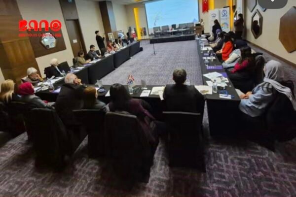 خبرگزاری بانو: دیدبان حقوق زنان افغانستان با همکاری انجمن آرسا در گزارشی اعلام کرد که در سال ۲۰۲۵ میلادی دست‌کم ۴۱۱ مورد نقض حقوق زنان و دختران را مستندسازی کرده است؛ از این میان، حدود ۳۰۰ مورد به «خشونت مستقیم» نسبت داده شده است. این گزارش روز شنبه، ۲۵ دلو، در نشستی با حضور فعالان مدنی و دانشگاهی در شهر قیصریه ترکیه ارائه شد. بر پایه یافته‌های این پژوهش، ۷۶ مورد قتل عمدی زنان و دختران — که ۱۶ مورد آن در ولایت ننگرهار ثبت شده — و همچنین بیش از ۳۰ مورد خودکشی و خودسوزی در سال گذشته میلادی گزارش شده است. سه مورد خشونت جنسی در بازداشت‌گاه‌ها نیز مستند شده که دو مورد آن در ولایت بلخ رخ داده است. ذاکره حکمت، رئیس این نهاد، مبارزه با خشونت سیستماتیک علیه زنان را مسئولیتی جهانی خواند و از سکوت جامعه جهانی انتقاد کرد. همچنین بولوت ریحان‌اوغلو، فیلم‌ساز ترکیه‌ای، حذف زنان از عرصه‌های عمومی در افغانستان را بحرانی فراتر از مرزهای این کشور دانست و خواستار اقدام عملی جامعه جهانی شد.