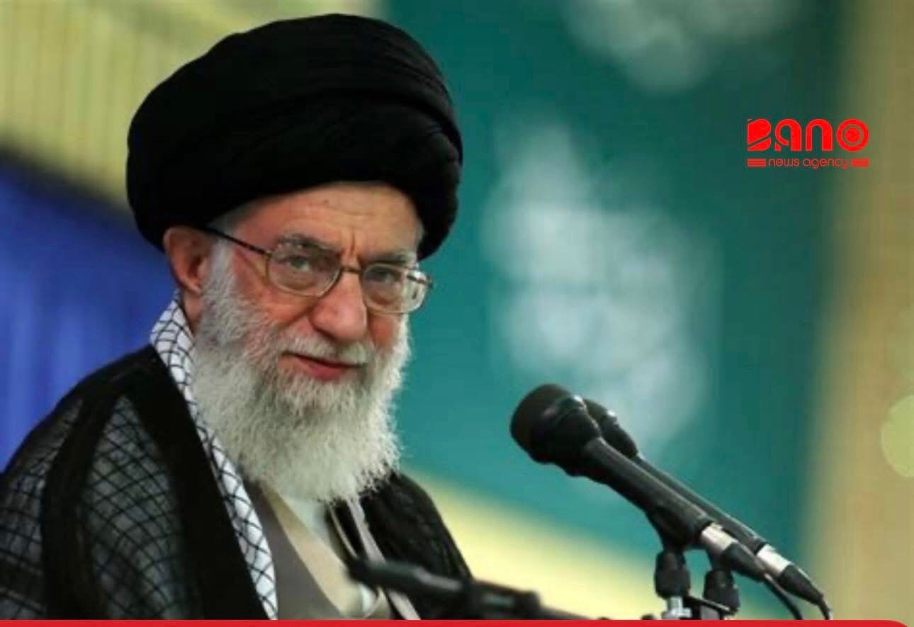 خبرگزاری بانو: هم‌زمان با دومین‌ دور مذاکرات هسته‌ای ایران و امریکا، علی خامنه‌ای، رهبر ایران در واکنش به تهدیدهای دونالد ترمپ، رییس‌جمهور امریکا گفته که «قوی‌ترین ارتش دنیا ممکن است گاهی آن‌چنان سیلی بخورد که از جا نتواند بلند شود». به گزارش رسانه‌های ایرانی، رهبر ایران امروز سه‌شنبه، ۲۸ دلو، گفت: «مدام می‌گویند ما ناو فرستادیم طرف ایران. خیلی خب، ناو البته یک دستگاه خطرناکی است، اما خطرناک‌تر از ناو، آن سلاحی است که می‌تواند ناو را به قعر دریا فرو ببرد.» خامنه‌ای با اشاره به سخنان دونالد ترمپ که اخیرا گفته است، امریکا ۴۷ سال است که نتوانسته جمهوری اسلامی را از بین ببرد، گفت: «بنده می‌گویم تو هم نخواهی توانست این کار را بکنی.» رهبر ایران به مذاکرات کنونی میان این کشور و امریکا در مورد برنامه‌ی هسته‌ای ایران نیز اشاره کرده و تعیین نتیجه‌ی مذاکرات را قبل از انجام آن «ابلهانه» دانسته است. این در حالی است که روزنامه وال‌استریت ژورنال به نقل از دونالد ترمپ گزارش داد که رئیس‌جمهور امریکا، در آستانه دور جدید گفتگوهای جنوا خواهان «تسلیم» ایران در برابر برنامه هسته‌ای خود شده است.