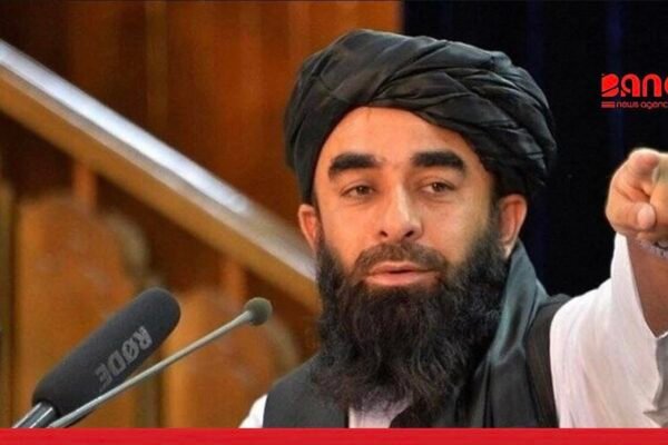 خبرگزاری بانو : ذبیح‌الله مجاهد، سخن‌گوی طالبان، در واکنش به اظهارات نمایندگان کشورهای آسیای مرکزی در نشست گروه تماس منطقه‌ای در آستانه اعلام کرد که افغانستان تلاش دارد از فرصت‌های موجود برای تقویت جایگاه خود به‌عنوان محور همکاری‌های منطقه‌ای بهره ببرد. به گفته او، سیاست خارجی « طالبان» بر اتصال اقتصادی، اشتراک منافع و تأمین امنیت استوار است و کابل خواهان رفع مشترک موانع در مسیر توسعه همکاری‌های منطقه‌ای می‌باشد. هم‌زمان، نمایندگان قزاقستان، اوزبیکستان و قرقیزستان در این نشست، افغانستان را نه تهدید بلکه فرصتی برای دسترسی به بازارهای آسیای جنوبی توصیف کرده و بر گسترش همکاری‌های تجاری، اقتصادی و ترانزیتی تأکید کرده‌اند. این اظهارات در حالی مطرح می‌شود که افغانستان همچنان با چالش‌های زیرساختی، محدودیت‌های بانکی و تحریم‌های بین‌المللی روبه‌رو است؛ مسائلی که تحقق عملی چنین چشم‌اندازی را با پرسش‌هایی جدی همراه ساخته است.