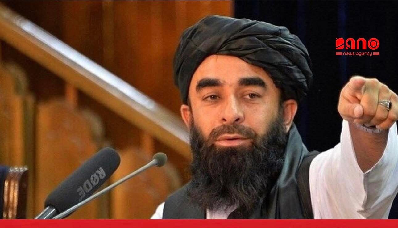 خبرگزاری بانو : ذبیح‌الله مجاهد، سخن‌گوی طالبان، در واکنش به اظهارات نمایندگان کشورهای آسیای مرکزی در نشست گروه تماس منطقه‌ای در آستانه اعلام کرد که افغانستان تلاش دارد از فرصت‌های موجود برای تقویت جایگاه خود به‌عنوان محور همکاری‌های منطقه‌ای بهره ببرد. به گفته او، سیاست خارجی « طالبان» بر اتصال اقتصادی، اشتراک منافع و تأمین امنیت استوار است و کابل خواهان رفع مشترک موانع در مسیر توسعه همکاری‌های منطقه‌ای می‌باشد. هم‌زمان، نمایندگان قزاقستان، اوزبیکستان و قرقیزستان در این نشست، افغانستان را نه تهدید بلکه فرصتی برای دسترسی به بازارهای آسیای جنوبی توصیف کرده و بر گسترش همکاری‌های تجاری، اقتصادی و ترانزیتی تأکید کرده‌اند. این اظهارات در حالی مطرح می‌شود که افغانستان همچنان با چالش‌های زیرساختی، محدودیت‌های بانکی و تحریم‌های بین‌المللی روبه‌رو است؛ مسائلی که تحقق عملی چنین چشم‌اندازی را با پرسش‌هایی جدی همراه ساخته است.