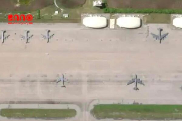 خبرگزاری بانو : گزارش‌ها حاکی است که بریتانیا به ایالات متحده آمریکا اجازه استفاده از پایگاه‌های نظامی خود برای حمله احتمالی به ایران را نداده است؛ در حالی که دونالد ترمپ بار دیگر احتمال اقدام نظامی علیه تهران را مطرح کرده است. روزنامه تایمز نوشته اختلاف اصلی میان لندن و واشنگتن بر سر دو پایگاه راهبردی است: پایگاه «دیگو گارسیا» در اقیانوس هند و پایگاه «فیرفورد» در گلاسترشر که میزبان بمب‌افکن‌های سنگین امریکایی است. به گزارش این نشریه، کاخ سفید در صورتی که مذاکرات هسته‌ای با تهران به نتیجه نرسد یا تهدید تازه‌ای مطرح شود، گزینه استفاده از این پایگاه‌ها را بررسی کرده است. با این حال، دولت بریتانیا در صدور مجوز محتاطانه عمل می‌کند و نگرانی‌های حقوقی مانع تصمیم‌گیری فوری شده است. لندن بیم آن دارد که صدور مجوز استفاده از خاک این کشور به معنای مشارکت مستقیم در هرگونه حمله تلقی شود؛ مگر آن‌که اقدام نظامی دارای مبنای حقوقی روشن، از جمله استناد به حق دفاع مشروع در چارچوب حقوق بین‌الملل، باشد.