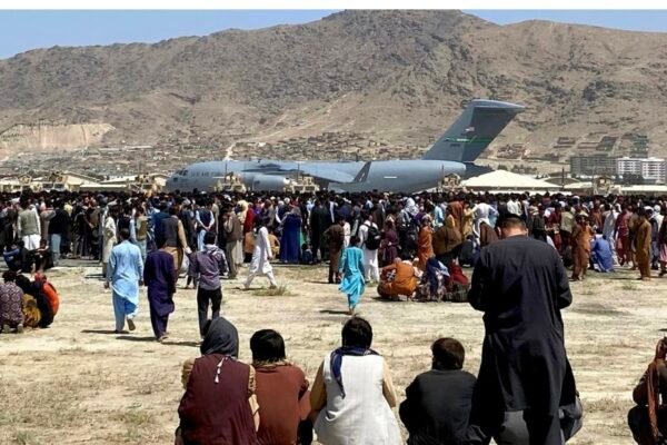 موج فزاینده مهاجرت؛ چرا جوانان افغانستان کشور را ترک می‌کنند؟ پس از بازگشت طالبان به قدرت در ۱۵ اگست ۲۰۲۱، روند مهاجرت از افغانستان به‌ویژه در میان جوانان و زنان به‌گونه چشمگیری افزایش یافته است. کاهش آزادی‌های مدنی، تشدید بحران اقتصادی و نگرانی‌های امنیتی از مهم‌ترین عوامل این موج تازه مهاجرت عنوان می‌شود. بسیاری از جوانان، محدودشدن آزادی‌های فردی و اجتماعی را یکی از دلایل اصلی تصمیم به ترک کشور می‌دانند. فعالان مدنی می‌گویند فضای آموزشی، رسانه‌ای و اجتماعی به‌شدت محدود شده و فرصت‌های رشد فردی و حرفه‌ای کاهش یافته است. خبرنگاران از نبود آزادی بیان شکایت دارند و کارمندان پیشین دولت و نخبگان علمی نیز از بیم تهدیدهای امنیتی یا نبود چشم‌انداز روشن، کشور را ترک می‌کنند. بحران اقتصادی که در سال‌های پایانی جمهوریت نیز وجود داشت، پس از تغییر نظام تشدید شده است. بیکاری گسترده، کاهش سرمایه‌گذاری، انتقال سرمایه‌ها به خارج و توقف بسیاری از پروژه‌های توسعه‌ای، معیشت خانواده‌ها را با چالش جدی مواجه کرده است. برخی خانواده‌ها به دلیل ناتوانی در تأمین هزینه‌های زندگی، مهاجرت را تنها راه بقا می‌دانند. هم‌زمان، گزارش‌هایی از افزایش مالیات‌ها و رکود بازار منتشر شده که فشار بیشتری بر شهروندان وارد کرده است. هرچند طالبان از «عفو عمومی» سخن گفته‌اند، گزارش‌هایی از بازداشت‌های خودسرانه، تهدیدها و رویدادهای امنیتی پراکنده منتشر شده است؛ موضوعی که به نگرانی‌ها دامن زده و اعتماد عمومی را تضعیف کرده است. بسیاری از جوانان، به‌ویژه کارمندان پیشین نهادهای دولتی و امنیتی، احساس امنیت جانی و شغلی ندارند. کارشناسان اجتماعی می‌گویند تداوم این وضعیت می‌تواند پیامدهایی چون افزایش آسیب‌های روانی، گسترش فقر و تضعیف بنیان‌های اجتماعی را به همراه داشته باشد. برخی گزارش‌ها از افزایش ازدواج‌های اجباری و مشکلات مرتبط با فشارهای معیشتی حکایت دارد. در کنار بحران‌های سیاسی و اقتصادی، تغییرات اقلیمی نیز بر وضعیت مهاجرت اثرگذار بوده است. خشکسالی‌های پیاپی، کمبود آب، سیلاب‌ها و زلزله‌های شدید طی سال‌های اخیر، زندگی هزاران خانواده را مختل کرده و آنان را به جابه‌جایی داخلی یا مهاجرت واداشته است. پس از اگست ۲۰۲۱، افغانستان با تحریم‌ها و محدودیت‌های مالی بین‌المللی روبه‌رو شده است. بسیاری از سرمایه‌گذاران داخلی فعالیت خود را متوقف یا سرمایه‌شان را خارج کرده‌اند. کمک‌های بشردوستانه ادامه دارد، اما به گفته نهادهای امدادرسان، پاسخ‌گوی همه نیازها نیست. تحلیل‌گران هشدار می‌دهند اگر برنامه‌ای جامع برای ایجاد اشتغال، بهبود شرایط اقتصادی، تضمین امنیت و بازسازی اعتماد عمومی تدوین نشود، روند مهاجرت ادامه خواهد یافت. کاهش جمعیت جوان و متخصص می‌تواند در سال‌های آینده افغانستان را با چالش جدی کمبود نیروی انسانی ماهر مواجه سازد. کارشناسان تأکید می‌کنند که مهار این روند نیازمند سیاست‌های منسجم اقتصادی، بازگشایی فضای اجتماعی و فراهم‌سازی بستر امن برای مشارکت جوانان در ساخت آینده کشور است. ویدا ابدالی