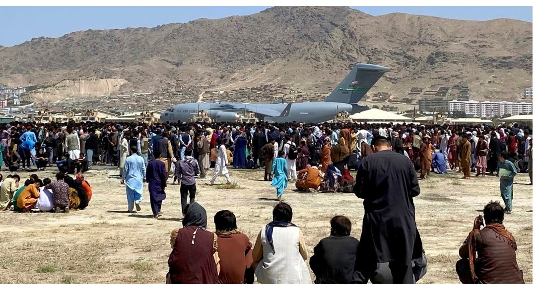 موج فزاینده مهاجرت؛ چرا جوانان افغانستان کشور را ترک می‌کنند؟ پس از بازگشت طالبان به قدرت در ۱۵ اگست ۲۰۲۱، روند مهاجرت از افغانستان به‌ویژه در میان جوانان و زنان به‌گونه چشمگیری افزایش یافته است. کاهش آزادی‌های مدنی، تشدید بحران اقتصادی و نگرانی‌های امنیتی از مهم‌ترین عوامل این موج تازه مهاجرت عنوان می‌شود. بسیاری از جوانان، محدودشدن آزادی‌های فردی و اجتماعی را یکی از دلایل اصلی تصمیم به ترک کشور می‌دانند. فعالان مدنی می‌گویند فضای آموزشی، رسانه‌ای و اجتماعی به‌شدت محدود شده و فرصت‌های رشد فردی و حرفه‌ای کاهش یافته است. خبرنگاران از نبود آزادی بیان شکایت دارند و کارمندان پیشین دولت و نخبگان علمی نیز از بیم تهدیدهای امنیتی یا نبود چشم‌انداز روشن، کشور را ترک می‌کنند. بحران اقتصادی که در سال‌های پایانی جمهوریت نیز وجود داشت، پس از تغییر نظام تشدید شده است. بیکاری گسترده، کاهش سرمایه‌گذاری، انتقال سرمایه‌ها به خارج و توقف بسیاری از پروژه‌های توسعه‌ای، معیشت خانواده‌ها را با چالش جدی مواجه کرده است. برخی خانواده‌ها به دلیل ناتوانی در تأمین هزینه‌های زندگی، مهاجرت را تنها راه بقا می‌دانند. هم‌زمان، گزارش‌هایی از افزایش مالیات‌ها و رکود بازار منتشر شده که فشار بیشتری بر شهروندان وارد کرده است. هرچند طالبان از «عفو عمومی» سخن گفته‌اند، گزارش‌هایی از بازداشت‌های خودسرانه، تهدیدها و رویدادهای امنیتی پراکنده منتشر شده است؛ موضوعی که به نگرانی‌ها دامن زده و اعتماد عمومی را تضعیف کرده است. بسیاری از جوانان، به‌ویژه کارمندان پیشین نهادهای دولتی و امنیتی، احساس امنیت جانی و شغلی ندارند. کارشناسان اجتماعی می‌گویند تداوم این وضعیت می‌تواند پیامدهایی چون افزایش آسیب‌های روانی، گسترش فقر و تضعیف بنیان‌های اجتماعی را به همراه داشته باشد. برخی گزارش‌ها از افزایش ازدواج‌های اجباری و مشکلات مرتبط با فشارهای معیشتی حکایت دارد. در کنار بحران‌های سیاسی و اقتصادی، تغییرات اقلیمی نیز بر وضعیت مهاجرت اثرگذار بوده است. خشکسالی‌های پیاپی، کمبود آب، سیلاب‌ها و زلزله‌های شدید طی سال‌های اخیر، زندگی هزاران خانواده را مختل کرده و آنان را به جابه‌جایی داخلی یا مهاجرت واداشته است. پس از اگست ۲۰۲۱، افغانستان با تحریم‌ها و محدودیت‌های مالی بین‌المللی روبه‌رو شده است. بسیاری از سرمایه‌گذاران داخلی فعالیت خود را متوقف یا سرمایه‌شان را خارج کرده‌اند. کمک‌های بشردوستانه ادامه دارد، اما به گفته نهادهای امدادرسان، پاسخ‌گوی همه نیازها نیست. تحلیل‌گران هشدار می‌دهند اگر برنامه‌ای جامع برای ایجاد اشتغال، بهبود شرایط اقتصادی، تضمین امنیت و بازسازی اعتماد عمومی تدوین نشود، روند مهاجرت ادامه خواهد یافت. کاهش جمعیت جوان و متخصص می‌تواند در سال‌های آینده افغانستان را با چالش جدی کمبود نیروی انسانی ماهر مواجه سازد. کارشناسان تأکید می‌کنند که مهار این روند نیازمند سیاست‌های منسجم اقتصادی، بازگشایی فضای اجتماعی و فراهم‌سازی بستر امن برای مشارکت جوانان در ساخت آینده کشور است. ویدا ابدالی