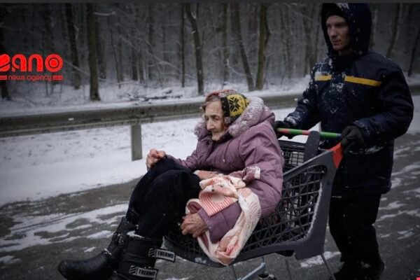 خبرگزاری بانو : دفتر زنان سازمان ملل متحد اعلام کرده است که از زمان آغاز جنگ در فبروری ۲۰۲۲ در اوکراین تاکنون بیش از پنج هزار زن و دختر جان باخته و نزدیک به ۱۴ هزار تن دیگر زخمی شده‌اند. به گفته این نهاد، این آمار بر پایه موارد ثبت‌شده گردآوری شده و احتمال می‌رود شمار واقعی قربانیان بیشتر باشد. صوفیا کالتورپ، رئیس این دفتر، روز جمعه در ژنو گفت که سال ۲۰۲۵ مرگبارترین سال برای زنان و دختران اوکراینی در جریان جنگ بوده است. بر بنیاد اعلام ملل متحد، چهار سال درگیری افزون بر هزاران کشته، میلیون‌ها زن و خانواده را آواره کرده و بسیاری از شهروندان با کمبود برق، آب، سیستم گرمایش و دسترسی محدود به خدمات بهداشتی و آموزشی روبه‌رو هستند. دفتر زنان سازمان ملل متحد همچنین تأکید کرده که زنان اوکراینی در حفظ خدمات اساسی و پایداری اجتماعی نقش فعال داشته‌اند؛ با این حال، کاهش بودجه کمک‌کنندگان بین‌المللی توان عملیاتی نهادهای تحت رهبری زنان را به‌شدت محدود کرده است. بر اساس این گزارش، نیمی از این سازمان‌ها برنامه‌های خود را کاهش داده یا متوقف کرده‌اند و ۷۹ درصد آن‌ها در سال ۲۰۲۵ از اختلال گسترده در فعالیت‌های‌شان خبر داده‌اند. این نهاد از جامعه جهانی و اهداکنندگان خواسته است حمایت‌های خود از زنان اوکراینی را افزایش دهند.
