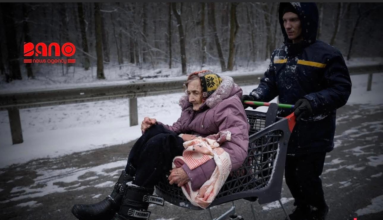 خبرگزاری بانو : دفتر زنان سازمان ملل متحد اعلام کرده است که از زمان آغاز جنگ در فبروری ۲۰۲۲ در اوکراین تاکنون بیش از پنج هزار زن و دختر جان باخته و نزدیک به ۱۴ هزار تن دیگر زخمی شده‌اند. به گفته این نهاد، این آمار بر پایه موارد ثبت‌شده گردآوری شده و احتمال می‌رود شمار واقعی قربانیان بیشتر باشد. صوفیا کالتورپ، رئیس این دفتر، روز جمعه در ژنو گفت که سال ۲۰۲۵ مرگبارترین سال برای زنان و دختران اوکراینی در جریان جنگ بوده است. بر بنیاد اعلام ملل متحد، چهار سال درگیری افزون بر هزاران کشته، میلیون‌ها زن و خانواده را آواره کرده و بسیاری از شهروندان با کمبود برق، آب، سیستم گرمایش و دسترسی محدود به خدمات بهداشتی و آموزشی روبه‌رو هستند. دفتر زنان سازمان ملل متحد همچنین تأکید کرده که زنان اوکراینی در حفظ خدمات اساسی و پایداری اجتماعی نقش فعال داشته‌اند؛ با این حال، کاهش بودجه کمک‌کنندگان بین‌المللی توان عملیاتی نهادهای تحت رهبری زنان را به‌شدت محدود کرده است. بر اساس این گزارش، نیمی از این سازمان‌ها برنامه‌های خود را کاهش داده یا متوقف کرده‌اند و ۷۹ درصد آن‌ها در سال ۲۰۲۵ از اختلال گسترده در فعالیت‌های‌شان خبر داده‌اند. این نهاد از جامعه جهانی و اهداکنندگان خواسته است حمایت‌های خود از زنان اوکراینی را افزایش دهند.