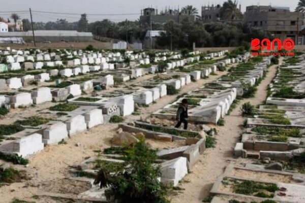 خبرگزاری بانو : یک مطالعه تازه منتشرشده در مجله علمی بریتانیایی «لنست گلوبال هلث» برآورد کرده است که در ۱۵ ماه نخست حمله نظامی اسرائیل به غزه، بیش از ۷۵ هزار فلسطینی جان باخته‌اند؛ رقمی که به‌گونه چشمگیری بالاتر از آماری است که مقام‌های صحی غزه در همان دوره اعلام کرده بودند. این تحقیق که به گفته نویسندگانش نخستین نظرسنجی مستقل درباره میزان مرگ‌ومیر در نوار غزه است، بر اساس داده‌های گردآوری‌شده از حدود دو هزار خانواده فلسطینی انجام شده است. یافته‌ها نشان می‌دهد زنان، کودکان و سالمندان بیش از ۵۲ درصد قربانیان خشونت را تشکیل داده‌اند؛ آماری که تصویر سنگینی از بهای انسانی این جنگ ارائه می‌کند. در حالی که آمارهای رسمی وزارت بهداشت غزه همواره از سوی نهادهای بین‌المللی قابل استناد دانسته شده، اسرائیل این ارقام را به دلیل اداره این وزارت توسط حماس زیر پرسش برده است. با این حال، بنا بر گزارش رسانه‌های اسرائیلی، یک مقام ارشد نظامی این کشور نیز اخیراً اذعان کرده که این ارقام در مجموع به واقعیت نزدیک است. پژوهشگران «لنست گلوبال هلث» تأکید کرده‌اند تحلیل آنان ادعاهای مربوط به بزرگ‌نمایی تلفات را تأیید نمی‌کند؛ بلکه برعکس، نشان می‌دهد که احتمالاً شمار واقعی کشته‌شدگان در ماه‌های نخست جنگ کمتر از میزان واقعی ثبت شده و برخی مرگ‌ها اصلاً در آمارهای رسمی نیامده است. افزون بر قربانیان مستقیم خشونت، این مطالعه از بیش از ۱۶ هزار مورد مرگ غیرمستقیم در همان دوره خبر می‌دهد؛ مرگ‌هایی که به دلیل بیماری، کمبود امکانات صحی، شرایط پیشین جسمی یا پیامدهای فروپاشی زیرساخت‌ها رخ داده‌اند. با توجه به تداوم حمایت‌های سیاسی و نظامی ایالات متحده از عملیات اسرائیل، یافته‌های این پژوهش می‌تواند پرسش‌های جدی‌تری را درباره مسئولیت حامیان خارجی جنگ و پیامدهای انسانی آن مطرح سازد؛ به‌ویژه در شرایطی که بحران انسانی در غزه همچنان ادامه دارد.