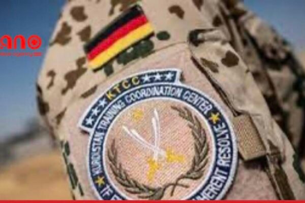 خبرگزاری بانو: هم‌زمان با افزایش تنش‌ها میان ایران و ایالات متحده، آلمان بخشی از نیروهای خود را به‌گونه موقت از شمال عراق خارج کرده است. اردوی آلمان اعلام کرده این اقدام با هماهنگی شرکای بین‌المللی انجام شده و در چارچوب تدابیر احتیاطی امنیتی صورت گرفته است. در همین حال، روزنامه نیویارک تایمز گزارش داده که صدها نظامی امریکایی نیز از برخی پایگاه‌های منطقه تخلیه شده‌اند. این گزارش در شرایطی منتشر می‌شود که گمانه‌زنی‌ها درباره بررسی گزینه‌های نظامی تازه از سوی واشنگتن افزایش یافته است. از سوی دیگر، مقام‌های ایرانی اعلام کرده‌اند که در برابر هرگونه اقدام احتمالی امریکا آمادگی دارند. هم‌زمان گزارش‌هایی درباره تقویت برخی تأسیسات هسته‌ای ایران منتشر شده که می‌تواند بر پیچیدگی وضعیت بیفزاید. تحولات اخیر نشان می‌دهد فضای امنیتی منطقه در وضعیت شکننده‌ای قرار دارد و هرگونه تصمیم شتاب‌زده می‌تواند پیامدهای گسترده‌تری در پی داشته باشد.