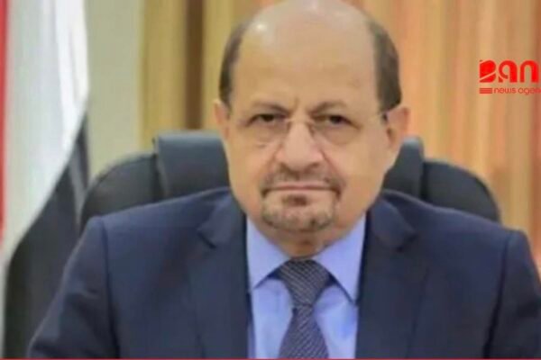 خبرگزاری بانو: کابینه جدید یمن روز پنج‌شنبه ۳۰ دلو نخستین نشست خود را در کاخ «معاشیق» در شهر عدن، پایتخت موقت این کشور، برگزار کرد. این نشست کمتر از یک روز پس از ورود شائع الزندانی، نخست‌وزیر یمن، به عدن برگزار شد. او همراه با وزیر کشور وارد این شهر شد. همزمان گزارش شده است که وزیران بخش‌های خدماتی نیز به عدن بازگشته و فعالیت‌های رسمی و نشست‌های کاری خود را از سر گرفته‌اند. در همین حال، عبدالرحمن صالح المحرمی، مشهور به «ابوزرعه المحرمی» و عضو شورای رهبری ریاست‌جمهوری یمن، بر حفظ امنیت عدن تأکید کرد و گفت در این زمینه هیچ‌گونه «مماشات یا سهل‌انگاری» پذیرفته نخواهد شد. او در پیامی در شبکه اجتماعی ایکس اعلام کرد که اجازه نخواهند داد امنیت و ثبات این شهر برهم زده شود یا عدن به سمت هرج‌ومرج سوق داده شود. المحرمی همچنین از گفت‌وگوی «جنوبی–جنوبی» با حمایت ریاض استقبال کرده و آن را فرصتی «تاریخی» توصیف کرد. او بر ضرورت همبستگی برای حفاظت از نهادهای دولتی و پرهیز از دامن‌زدن به شایعات تأکید کرد و افزود که امنیت نباید دست‌مایه بهره‌برداری سیاسی قرار گیرد. این عضو شورای رهبری ریاست‌جمهوری، حمایت کامل خود را از دولت به ریاست شائع الزندانی اعلام کرده و خواستار ارائه خدمات ملموس به شهروندان و بهبود وضعیت معیشتی آنان شد. او همچنین تأکید کرد که عملکرد دولت با دقت و شفافیت مورد نظارت قرار خواهد گرفت. بر اساس اعلام منابع رسمی، دولت جدید یمن متشکل از ۳۵ وزیر است و نخست‌وزیر به‌طور هم‌زمان مسئولیت وزارت خارجه را نیز بر عهده دارد. ترکیب کابینه با تقسیم جغرافیایی برابر میان استان‌های شمالی و جنوبی شکل گرفته و ریاست دولت به سهم مناطق جنوبی واگذار شده است. وزیران دولت عدن قبلا عمدتاً در خارج—به‌ویژه در عربستان—اقامت داشتند و اکنون برای تقویت جایگاه دولت مستقر در عدن به این کشور بازگشته‌اند. این اقدام بیشتر تلاشی برای تحکیم حضور سیاسی و اداری در داخل خاک یمن است تا آغاز یک مرحله کاملاً جدید در ساختار قدرت.