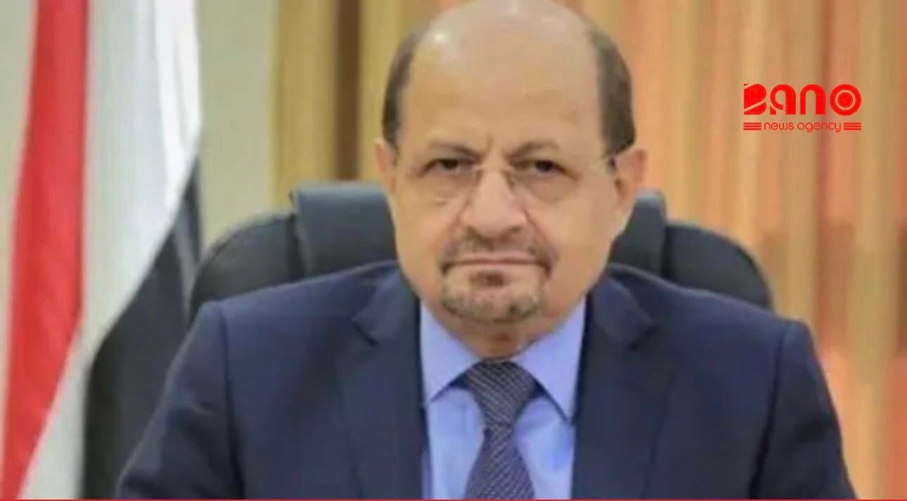 خبرگزاری بانو: کابینه جدید یمن روز پنج‌شنبه ۳۰ دلو نخستین نشست خود را در کاخ «معاشیق» در شهر عدن، پایتخت موقت این کشور، برگزار کرد. این نشست کمتر از یک روز پس از ورود شائع الزندانی، نخست‌وزیر یمن، به عدن برگزار شد. او همراه با وزیر کشور وارد این شهر شد. همزمان گزارش شده است که وزیران بخش‌های خدماتی نیز به عدن بازگشته و فعالیت‌های رسمی و نشست‌های کاری خود را از سر گرفته‌اند. در همین حال، عبدالرحمن صالح المحرمی، مشهور به «ابوزرعه المحرمی» و عضو شورای رهبری ریاست‌جمهوری یمن، بر حفظ امنیت عدن تأکید کرد و گفت در این زمینه هیچ‌گونه «مماشات یا سهل‌انگاری» پذیرفته نخواهد شد. او در پیامی در شبکه اجتماعی ایکس اعلام کرد که اجازه نخواهند داد امنیت و ثبات این شهر برهم زده شود یا عدن به سمت هرج‌ومرج سوق داده شود. المحرمی همچنین از گفت‌وگوی «جنوبی–جنوبی» با حمایت ریاض استقبال کرده و آن را فرصتی «تاریخی» توصیف کرد. او بر ضرورت همبستگی برای حفاظت از نهادهای دولتی و پرهیز از دامن‌زدن به شایعات تأکید کرد و افزود که امنیت نباید دست‌مایه بهره‌برداری سیاسی قرار گیرد. این عضو شورای رهبری ریاست‌جمهوری، حمایت کامل خود را از دولت به ریاست شائع الزندانی اعلام کرده و خواستار ارائه خدمات ملموس به شهروندان و بهبود وضعیت معیشتی آنان شد. او همچنین تأکید کرد که عملکرد دولت با دقت و شفافیت مورد نظارت قرار خواهد گرفت. بر اساس اعلام منابع رسمی، دولت جدید یمن متشکل از ۳۵ وزیر است و نخست‌وزیر به‌طور هم‌زمان مسئولیت وزارت خارجه را نیز بر عهده دارد. ترکیب کابینه با تقسیم جغرافیایی برابر میان استان‌های شمالی و جنوبی شکل گرفته و ریاست دولت به سهم مناطق جنوبی واگذار شده است. وزیران دولت عدن قبلا عمدتاً در خارج—به‌ویژه در عربستان—اقامت داشتند و اکنون برای تقویت جایگاه دولت مستقر در عدن به این کشور بازگشته‌اند. این اقدام بیشتر تلاشی برای تحکیم حضور سیاسی و اداری در داخل خاک یمن است تا آغاز یک مرحله کاملاً جدید در ساختار قدرت.