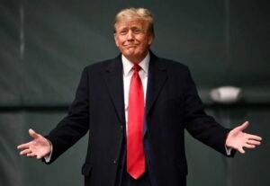 ترمپ : ایران برنامه های تسلیحاتی را دوباره اغاز کرده است خبرگزاری بانو؛ دونالد ترمپ در سخنرانی سالانه خود مدعی شد پس از حمله نظامی سال گذشته امریکا به تاسیسات هسته ای این کشور، بار دیگر برنامه های تسلیحاتی خود را از سرگرفته است ترمپ گفت پیش از این به تهران هشدار داده بود که هیچ تلاش برای بازسازی برنامه تسلیحاتی، به‌ویژه سلاح‌های هسته‌ای انجام ندهد اما حکومت ایران دوباره همه‌چیز را از نو آغاز کرده است. ترمپ تاکید بر آوردن صلح جلوگیری از دستیابی تهران به تسلیحات هسته ای و مقابله با تهدید ها علیه امریکا شد و به تهران هشدار داده است که در مقابل تهدید ها تردید نمیکند. رئس جمهور امریکا جمهوری اسلامی را به گسترش خشونت و تروریسم، در دهه های گذشته متهم کرد. وی همچنین افزود که قاسم سلیمانی، فرمانده پیشین سپاه پاسداران ایران، هزاران نیروی نظامی امریکایی را با بمب‌های کنار جاده‌ای کشته یا مجروح کرده به نام «پدر بمب‌های کنار جاده‌ای» یاد میشد که در دور اول ریاست جمهوری از میان بر داشتیم. ترمپ درباره مذاکرات جاری نیز گفت : «ما با آن‌ها در حال مذاکره هستیم» اما عبارتی« ما هرگز سلاح هسته‌ای نخواهیم داشت» را از سوی ایران نشینده و این جمله شرطی توافق دانست .