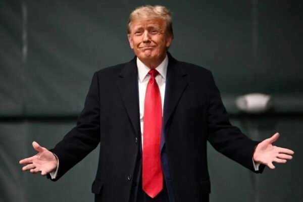 ترمپ : ایران برنامه های تسلیحاتی را دوباره اغاز کرده است خبرگزاری بانو؛ دونالد ترمپ در سخنرانی سالانه خود مدعی شد پس از حمله نظامی سال گذشته امریکا به تاسیسات هسته ای این کشور، بار دیگر برنامه های تسلیحاتی خود را از سرگرفته است ترمپ گفت پیش از این به تهران هشدار داده بود که هیچ تلاش برای بازسازی برنامه تسلیحاتی، به‌ویژه سلاح‌های هسته‌ای انجام ندهد اما حکومت ایران دوباره همه‌چیز را از نو آغاز کرده است. ترمپ تاکید بر آوردن صلح جلوگیری از دستیابی تهران به تسلیحات هسته ای و مقابله با تهدید ها علیه امریکا شد و به تهران هشدار داده است که در مقابل تهدید ها تردید نمیکند. رئس جمهور امریکا جمهوری اسلامی را به گسترش خشونت و تروریسم، در دهه های گذشته متهم کرد. وی همچنین افزود که قاسم سلیمانی، فرمانده پیشین سپاه پاسداران ایران، هزاران نیروی نظامی امریکایی را با بمب‌های کنار جاده‌ای کشته یا مجروح کرده به نام «پدر بمب‌های کنار جاده‌ای» یاد میشد که در دور اول ریاست جمهوری از میان بر داشتیم. ترمپ درباره مذاکرات جاری نیز گفت : «ما با آن‌ها در حال مذاکره هستیم» اما عبارتی« ما هرگز سلاح هسته‌ای نخواهیم داشت» را از سوی ایران نشینده و این جمله شرطی توافق دانست .