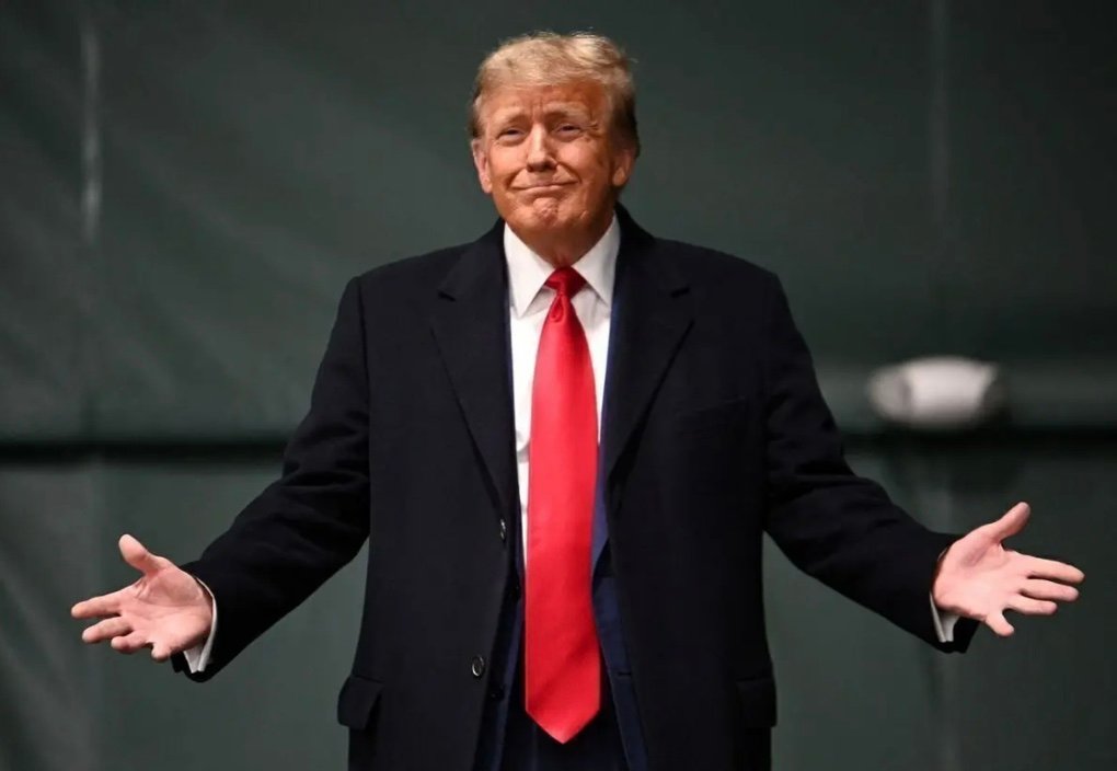 ترمپ : ایران برنامه های تسلیحاتی را دوباره اغاز کرده است خبرگزاری بانو؛ دونالد ترمپ در سخنرانی سالانه خود مدعی شد پس از حمله نظامی سال گذشته امریکا به تاسیسات هسته ای این کشور، بار دیگر برنامه های تسلیحاتی خود را از سرگرفته است ترمپ گفت پیش از این به تهران هشدار داده بود که هیچ تلاش برای بازسازی برنامه تسلیحاتی، به‌ویژه سلاح‌های هسته‌ای انجام ندهد اما حکومت ایران دوباره همه‌چیز را از نو آغاز کرده است. ترمپ تاکید بر آوردن صلح جلوگیری از دستیابی تهران به تسلیحات هسته ای و مقابله با تهدید ها علیه امریکا شد و به تهران هشدار داده است که در مقابل تهدید ها تردید نمیکند. رئس جمهور امریکا جمهوری اسلامی را به گسترش خشونت و تروریسم، در دهه های گذشته متهم کرد. وی همچنین افزود که قاسم سلیمانی، فرمانده پیشین سپاه پاسداران ایران، هزاران نیروی نظامی امریکایی را با بمب‌های کنار جاده‌ای کشته یا مجروح کرده به نام «پدر بمب‌های کنار جاده‌ای» یاد میشد که در دور اول ریاست جمهوری از میان بر داشتیم. ترمپ درباره مذاکرات جاری نیز گفت : «ما با آن‌ها در حال مذاکره هستیم» اما عبارتی« ما هرگز سلاح هسته‌ای نخواهیم داشت» را از سوی ایران نشینده و این جمله شرطی توافق دانست .