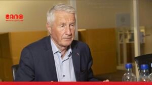 خبرگزاری بانو: رسانه‌های ناروی گزارش داده‌اند که توربیورن یاگلند، نخست‌وزیر پیشین ناروی، پس از آغاز تحقیقات درباره ارتباط احتمالی‌اش با جفری اپستین، اقدام به خودکشی کرده و اکنون در شفاخانه بستری است. وضعیت صحی او باثبات گزارش شده است. بر بنیاد این گزارش‌ها، پولیس ناروی در چارچوب تحقیقاتی مرتبط با پرونده‌های اپستین، املاک یاگلند را تفتیش کرده است. گفته می‌شود این بررسی‌ها پس از انتشار اسنادی از سوی وزارت عدلیه ایالات متحده انجام شده که در آن‌ها به سفرهای یاگلند و اعضای خانواده‌اش بین سال‌های ۲۰۱۱ تا ۲۰۱۸ به محل اقامت اپستین اشاره شده است. اوکوکریم، واحد جرایم اقتصادی ناروی، تأیید کرده که درباره یاگلند تحقیق جریان دارد و او در ارتباط با اتهام «فساد شدید» تحت بررسی است. بر اساس گزارش‌ها، این اقدام پس از آن صورت گرفت که شورای اروپا مصونیت دیپلماتیک او را به درخواست مقام‌های ناروی لغو کرد. یاگلند که از سال ۱۹۹۶ تا ۱۹۹۷ نخست‌وزیر ناروی بود، پیش‌تر به عنوان رئیس کمیته نوبل ناروی و نیز دبیرکل شورای اروپا فعالیت کرده است. اپستین، سرمایه‌دار امریکایی که پیش‌تر به جرایم جنسی محکوم شده بود، در سال‌های گذشته در مرکز یکی از جنجالی‌ترین پرونده‌های قضایی ایالات متحده قرار داشت.