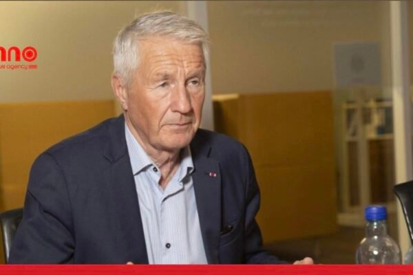 خبرگزاری بانو: رسانه‌های ناروی گزارش داده‌اند که توربیورن یاگلند، نخست‌وزیر پیشین ناروی، پس از آغاز تحقیقات درباره ارتباط احتمالی‌اش با جفری اپستین، اقدام به خودکشی کرده و اکنون در شفاخانه بستری است. وضعیت صحی او باثبات گزارش شده است. بر بنیاد این گزارش‌ها، پولیس ناروی در چارچوب تحقیقاتی مرتبط با پرونده‌های اپستین، املاک یاگلند را تفتیش کرده است. گفته می‌شود این بررسی‌ها پس از انتشار اسنادی از سوی وزارت عدلیه ایالات متحده انجام شده که در آن‌ها به سفرهای یاگلند و اعضای خانواده‌اش بین سال‌های ۲۰۱۱ تا ۲۰۱۸ به محل اقامت اپستین اشاره شده است. اوکوکریم، واحد جرایم اقتصادی ناروی، تأیید کرده که درباره یاگلند تحقیق جریان دارد و او در ارتباط با اتهام «فساد شدید» تحت بررسی است. بر اساس گزارش‌ها، این اقدام پس از آن صورت گرفت که شورای اروپا مصونیت دیپلماتیک او را به درخواست مقام‌های ناروی لغو کرد. یاگلند که از سال ۱۹۹۶ تا ۱۹۹۷ نخست‌وزیر ناروی بود، پیش‌تر به عنوان رئیس کمیته نوبل ناروی و نیز دبیرکل شورای اروپا فعالیت کرده است. اپستین، سرمایه‌دار امریکایی که پیش‌تر به جرایم جنسی محکوم شده بود، در سال‌های گذشته در مرکز یکی از جنجالی‌ترین پرونده‌های قضایی ایالات متحده قرار داشت.