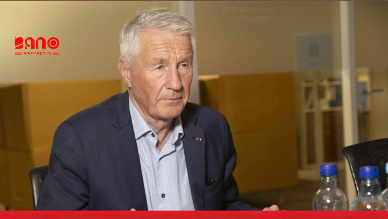 خبرگزاری بانو: رسانه‌های ناروی گزارش داده‌اند که توربیورن یاگلند، نخست‌وزیر پیشین ناروی، پس از آغاز تحقیقات درباره ارتباط احتمالی‌اش با جفری اپستین، اقدام به خودکشی کرده و اکنون در شفاخانه بستری است. وضعیت صحی او باثبات گزارش شده است. بر بنیاد این گزارش‌ها، پولیس ناروی در چارچوب تحقیقاتی مرتبط با پرونده‌های اپستین، املاک یاگلند را تفتیش کرده است. گفته می‌شود این بررسی‌ها پس از انتشار اسنادی از سوی وزارت عدلیه ایالات متحده انجام شده که در آن‌ها به سفرهای یاگلند و اعضای خانواده‌اش بین سال‌های ۲۰۱۱ تا ۲۰۱۸ به محل اقامت اپستین اشاره شده است. اوکوکریم، واحد جرایم اقتصادی ناروی، تأیید کرده که درباره یاگلند تحقیق جریان دارد و او در ارتباط با اتهام «فساد شدید» تحت بررسی است. بر اساس گزارش‌ها، این اقدام پس از آن صورت گرفت که شورای اروپا مصونیت دیپلماتیک او را به درخواست مقام‌های ناروی لغو کرد. یاگلند که از سال ۱۹۹۶ تا ۱۹۹۷ نخست‌وزیر ناروی بود، پیش‌تر به عنوان رئیس کمیته نوبل ناروی و نیز دبیرکل شورای اروپا فعالیت کرده است. اپستین، سرمایه‌دار امریکایی که پیش‌تر به جرایم جنسی محکوم شده بود، در سال‌های گذشته در مرکز یکی از جنجالی‌ترین پرونده‌های قضایی ایالات متحده قرار داشت.