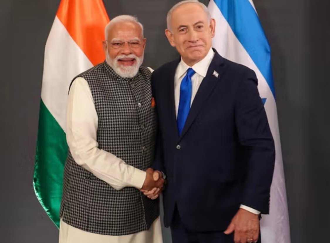 خبرگزاری بانو: نارندرا مودی، نخست‌وزیر هند، روز چهارشنبه ششم حوت در یک سفر دو روزه وارد اسرائیل شد و در پارلمان این کشور موضع قاطع دهلی‌نو در حمایت از اسرائیل را اعلام کرد. مودی در سخنرانی خود در کنست، در کنار بنیامین نتانیاهو، گفت: «هند با قاطعیت کامل در کنار اسرائیل ایستاده است.» او همچنین حمله هفتم اکتبر ۲۰۲۳ حماس به اسرائیل را «تروریستی» خواند و با خانواده‌های قربانیان ابراز همدردی کرد و افزود که هیچ عاملی نمی‌تواند تروریسم را توجیه کند. هدف اصلی این سفر، تقویت توافق‌های راهبردی در حوزه‌های اقتصادی و دفاعی عنوان شده است. نخست‌وزیر هند این سفر را «تاریخی» توصیف کرده و ابراز امیدواری کرده است که روابط دوجانبه بیش از پیش تحکیم شود. دو رهبر که از سال‌ها پیش روابط نزدیکی داشته‌اند، یکدیگر را «دوست و برادر» خوانده‌اند. روابط دیپلماتیک رسمی میان هند و اسرائیل در سال ۱۹۹۲ برقرار شد و در سال‌های اخیر همکاری‌های دو کشور در عرصه‌های امنیتی و فناوری گسترش یافته است. https://t.me/banomedia/8488