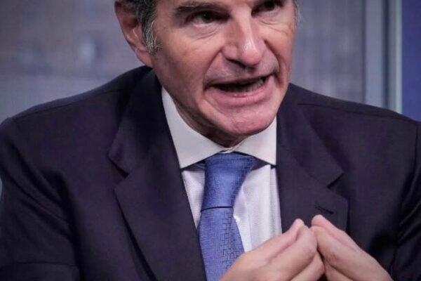 خبرگزاری بانو: رافائل گروسی، مدیرکل آژانس بین‌المللی انرژی اتمی، در گفت‌وگویی اختصاصی با شبکه «آر‌تی‌وی‌سی» هشدار داده است که بحران جاری میان ایالات متحده و ایران باید به یک توافق سیاسی ختم شود؛ در غیر آن، احتمال مطرح شدن گزینه توسل به زور وجود دارد. گروسی که پیش از سفر به ژنو برای دور جدید مذاکرات سخن می‌گفت، علت اصلی ابهامات کنونی را محدود شدن دسترسی بازرسان آژانس به تأسیسات هسته‌ای ایران عنوان کرد. به گفته او، از زمان «جنگ ۱۲ روزه» در ژوئن ۲۰۲۵، آژانس دیگر نتوانسته است همانند گذشته روند غنی‌سازی اورانیوم ایران را به‌طور منظم بازرسی و رصد کند. مدیرکل آژانس تصریح کرد: «این به معنای وجود سلاح هسته‌ای نیست، اما مواد لازم وجود دارد و ما امکان راستی‌آزمایی مجدد آن‌ها را نداشته‌ایم.» او هشدار داد که همین سطح از عدم قطعیت می‌تواند زمینه‌ساز تصمیم‌های حساس و تنش‌آفرین شود. گروسی همچنین با اشاره به نقش میانجی‌گری عمان، نسبت به خطر گسترش احتمالی درگیری‌ها به سراسر منطقه، از جمله پایگاه‌های امریکا در کشورهای همسایه و نیز اسرائیل، ابراز نگرانی کرد. با این حال، او تأکید کرد که دستیابی به توافق در ژنو برای جلوگیری از بی‌ثباتی و خشونت بیشتر «غیرممکن نیست» و عناصر لازم برای رسیدن به چنین توافقی همچنان روی میز قرار دارد.