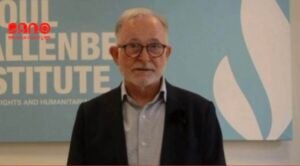 خبرگزاری بانو: قرار است تا چند ساعت دیگر نشست شورای حقوق بشر سازمان ملل متحد در ژنو با محوریت وضعیت افغانستان برگزار شود. ریچارد بنت، گزارشگر ویژه شورای حقوق بشر سازمان ملل برای افغانستان، اعلام کرده است که این جلسه روز پنج‌شنبه، ۷ حوت، ساعت ۱:۰۰ پس از چاشت به وقت کابل آغاز خواهد شد. قرار است بنت در این نشست، گزارش تازه خود را درباره حق دسترسی زنان و دختران افغانستان به خدمات صحی ارائه کند. در این گزارش آمده است که زنان در افغانستان بدون همراهی محرم، با محدودیت‌های جدی در دسترسی به خدمات درمانی روبه‌رو هستند. او همچنین در بخشی از گزارش خود ادعا کرده است که شماری از مقام‌های وزارت صحت عامه طالبان فاقد تخصص و تجربه کافی در حوزه طبابت‌اند. مقام‌های طالبان تاکنون به‌گونه رسمی در قبال جزئیات این گزارش واکنش نشان نداده‌اند. https://t.me/banomedia/8490