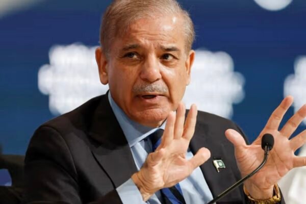 خبرگزاری بانو؛ شهباز شریف، نخست‌وزیر پاکستان همزمان با تشدید تنش‌ها میان طالبان و پاکستان گفته است که نظامیان پاکستانی آماده دفاع از حاکمیت و امنیت کشور است. او گفته است که نیروهای مسلح پاکستان تحت فرماندهی فیلد مارشال عاصم منیر، توانایی کامل برای مقابله و قادر به مقابله با هرگونه چالش داخلی یا خارجی هستند. شهباز شریف افزوده است که نیروهای مسلح با قاطعیت کامل در برابر هر گونه تجاوز می ایستد و اجازه نمیدهد که تهدید متوجه کشور شود و هر اقدام تجاوزکارانه با پاسخ مناسب روبه‌رو خواهد شد. این گفته‌ها در حالی است که پاکستان در پاسخ به حمله طالبان که پنجشنبه شب شماری از پاسگاه‌های نظامیان پاکستانی را در بخش‌های مرزی هدف قرار داد بود،بخش‌هایی از کابل، قندهار و پکتیا را نیمه‌های شب گذشته هدف حمله‌های هوایی قرار داد.