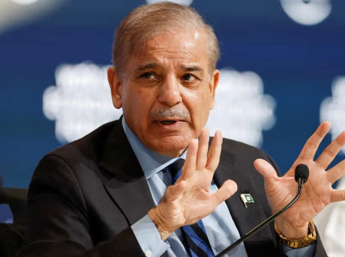 خبرگزاری بانو؛ شهباز شریف، نخست‌وزیر پاکستان همزمان با تشدید تنش‌ها میان طالبان و پاکستان گفته است که نظامیان پاکستانی آماده دفاع از حاکمیت و امنیت کشور است. او گفته است که نیروهای مسلح پاکستان تحت فرماندهی فیلد مارشال عاصم منیر، توانایی کامل برای مقابله و قادر به مقابله با هرگونه چالش داخلی یا خارجی هستند. شهباز شریف افزوده است که نیروهای مسلح با قاطعیت کامل در برابر هر گونه تجاوز می ایستد و اجازه نمیدهد که تهدید متوجه کشور شود و هر اقدام تجاوزکارانه با پاسخ مناسب روبه‌رو خواهد شد. این گفته‌ها در حالی است که پاکستان در پاسخ به حمله طالبان که پنجشنبه شب شماری از پاسگاه‌های نظامیان پاکستانی را در بخش‌های مرزی هدف قرار داد بود،بخش‌هایی از کابل، قندهار و پکتیا را نیمه‌های شب گذشته هدف حمله‌های هوایی قرار داد.