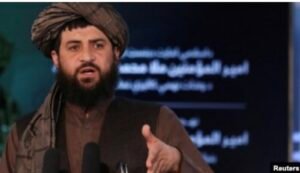 خبرگزاری بانو : وزارت دفاع حکومت طالبان اعلام کرده است که در واکنش به آنچه «نقض حریم افغانستان و کشتار غیرنظامیان» خوانده، مواضع نیروهای پاکستان را در امتداد خط دیورند هدف قرار داده است. در خبرنامه‌ای که این وزارت در صفحه اکس خود منتشر کرده، آمده است که ساعت هشت شام به وقت محلی، پوسته‌های پاکستان در آن‌سوی مرز و در نزدیکی ولایت‌های پکتیکا، پکتیا، خوست، ننگرهار، کنر و نورستان هدف حمله قرار گرفته‌اند. در این بیانیه ادعا شده که در نتیجه این عملیات، ۵۵ نظامی پاکستانی کشته شده‌اند. همچنین گفته شده است که نیروهای طالبان ۱۹ پوسته مرزی را تصرف کرده، شماری سلاح سبک و سنگین به‌دست آورده و تعدادی از نظامیان پاکستانی را زنده اسیر کرده‌اند. به گفته این وزارت، درگیری‌ها ساعت دوازده شب «به دستور لوی‌درستیز امارت اسلامی» متوقف شده است. در عین حال، وزارت دفاع طالبان تأیید کرده که در طرف آنان نیز هشت نفر کشته شده‌اند. پیش‌تر وزیر اطلاعات پاکستان، اعلام کرده بود که در حملات تلافی‌جویانه، ۱۳۳ نیروی طالبان کشته و چندین تن دیگر زخمی شده‌اند. با توجه به ارائه آمارهای متفاوت از سوی دو طرف، رقم دقیق تلفات تا کنون روشن نیست و امکان تأیید مستقل این ادعاها وجود ندارد. خبرگزاری بانو : وزارت دفاع حکومت طالبان اعلام کرده است که در واکنش به آنچه «نقض حریم افغانستان و کشتار غیرنظامیان» خوانده، مواضع نیروهای پاکستان را در امتداد خط دیورند هدف قرار داده است. در خبرنامه‌ای که این وزارت در صفحه اکس خود منتشر کرده، آمده است که ساعت هشت شام به وقت محلی، پوسته‌های پاکستان در آن‌سوی مرز و در نزدیکی ولایت‌های پکتیکا، پکتیا، خوست، ننگرهار، کنر و نورستان هدف حمله قرار گرفته‌اند. در این بیانیه ادعا شده که در نتیجه این عملیات، ۵۵ نظامی پاکستانی کشته شده‌اند. همچنین گفته شده است که نیروهای طالبان ۱۹ پوسته مرزی را تصرف کرده، شماری سلاح سبک و سنگین به‌دست آورده و تعدادی از نظامیان پاکستانی را زنده اسیر کرده‌اند. به گفته این وزارت، درگیری‌ها ساعت دوازده شب «به دستور لوی‌درستیز امارت اسلامی» متوقف شده است. در عین حال، وزارت دفاع طالبان تأیید کرده که در طرف آنان نیز هشت نفر کشته شده‌اند. پیش‌تر وزیر اطلاعات پاکستان، اعلام کرده بود که در حملات تلافی‌جویانه، ۱۳۳ نیروی طالبان کشته و چندین تن دیگر زخمی شده‌اند. با توجه به ارائه آمارهای متفاوت از سوی دو طرف، رقم دقیق تلفات تا کنون روشن نیست و امکان تأیید مستقل این ادعاها وجود ندارد. خبرگزاری بانو : وزارت دفاع حکومت طالبان اعلام کرده است که در واکنش به آنچه «نقض حریم افغانستان و کشتار غیرنظامیان» خوانده، مواضع نیروهای پاکستان را در امتداد خط دیورند هدف قرار داده است. در خبرنامه‌ای که این وزارت در صفحه اکس خود منتشر کرده، آمده است که ساعت هشت شام به وقت محلی، پوسته‌های پاکستان در آن‌سوی مرز و در نزدیکی ولایت‌های پکتیکا، پکتیا، خوست، ننگرهار، کنر و نورستان هدف حمله قرار گرفته‌اند. در این بیانیه ادعا شده که در نتیجه این عملیات، ۵۵ نظامی پاکستانی کشته شده‌اند. همچنین گفته شده است که نیروهای طالبان ۱۹ پوسته مرزی را تصرف کرده، شماری سلاح سبک و سنگین به‌دست آورده و تعدادی از نظامیان پاکستانی را زنده اسیر کرده‌اند. به گفته این وزارت، درگیری‌ها ساعت دوازده شب «به دستور لوی‌درستیز امارت اسلامی» متوقف شده است. در عین حال، وزارت دفاع طالبان تأیید کرده که در طرف آنان نیز هشت نفر کشته شده‌اند. پیش‌تر وزیر اطلاعات پاکستان، اعلام کرده بود که در حملات تلافی‌جویانه، ۱۳۳ نیروی طالبان کشته و چندین تن دیگر زخمی شده‌اند. با توجه به ارائه آمارهای متفاوت از سوی دو طرف، رقم دقیق تلفات تا کنون روشن نیست و امکان تأیید مستقل این ادعاها وجود ندارد.