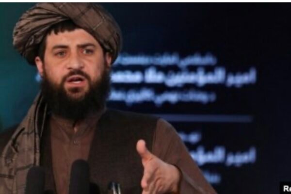 خبرگزاری بانو : وزارت دفاع حکومت طالبان اعلام کرده است که در واکنش به آنچه «نقض حریم افغانستان و کشتار غیرنظامیان» خوانده، مواضع نیروهای پاکستان را در امتداد خط دیورند هدف قرار داده است. در خبرنامه‌ای که این وزارت در صفحه اکس خود منتشر کرده، آمده است که ساعت هشت شام به وقت محلی، پوسته‌های پاکستان در آن‌سوی مرز و در نزدیکی ولایت‌های پکتیکا، پکتیا، خوست، ننگرهار، کنر و نورستان هدف حمله قرار گرفته‌اند. در این بیانیه ادعا شده که در نتیجه این عملیات، ۵۵ نظامی پاکستانی کشته شده‌اند. همچنین گفته شده است که نیروهای طالبان ۱۹ پوسته مرزی را تصرف کرده، شماری سلاح سبک و سنگین به‌دست آورده و تعدادی از نظامیان پاکستانی را زنده اسیر کرده‌اند. به گفته این وزارت، درگیری‌ها ساعت دوازده شب «به دستور لوی‌درستیز امارت اسلامی» متوقف شده است. در عین حال، وزارت دفاع طالبان تأیید کرده که در طرف آنان نیز هشت نفر کشته شده‌اند. پیش‌تر وزیر اطلاعات پاکستان، اعلام کرده بود که در حملات تلافی‌جویانه، ۱۳۳ نیروی طالبان کشته و چندین تن دیگر زخمی شده‌اند. با توجه به ارائه آمارهای متفاوت از سوی دو طرف، رقم دقیق تلفات تا کنون روشن نیست و امکان تأیید مستقل این ادعاها وجود ندارد. خبرگزاری بانو : وزارت دفاع حکومت طالبان اعلام کرده است که در واکنش به آنچه «نقض حریم افغانستان و کشتار غیرنظامیان» خوانده، مواضع نیروهای پاکستان را در امتداد خط دیورند هدف قرار داده است. در خبرنامه‌ای که این وزارت در صفحه اکس خود منتشر کرده، آمده است که ساعت هشت شام به وقت محلی، پوسته‌های پاکستان در آن‌سوی مرز و در نزدیکی ولایت‌های پکتیکا، پکتیا، خوست، ننگرهار، کنر و نورستان هدف حمله قرار گرفته‌اند. در این بیانیه ادعا شده که در نتیجه این عملیات، ۵۵ نظامی پاکستانی کشته شده‌اند. همچنین گفته شده است که نیروهای طالبان ۱۹ پوسته مرزی را تصرف کرده، شماری سلاح سبک و سنگین به‌دست آورده و تعدادی از نظامیان پاکستانی را زنده اسیر کرده‌اند. به گفته این وزارت، درگیری‌ها ساعت دوازده شب «به دستور لوی‌درستیز امارت اسلامی» متوقف شده است. در عین حال، وزارت دفاع طالبان تأیید کرده که در طرف آنان نیز هشت نفر کشته شده‌اند. پیش‌تر وزیر اطلاعات پاکستان، اعلام کرده بود که در حملات تلافی‌جویانه، ۱۳۳ نیروی طالبان کشته و چندین تن دیگر زخمی شده‌اند. با توجه به ارائه آمارهای متفاوت از سوی دو طرف، رقم دقیق تلفات تا کنون روشن نیست و امکان تأیید مستقل این ادعاها وجود ندارد. خبرگزاری بانو : وزارت دفاع حکومت طالبان اعلام کرده است که در واکنش به آنچه «نقض حریم افغانستان و کشتار غیرنظامیان» خوانده، مواضع نیروهای پاکستان را در امتداد خط دیورند هدف قرار داده است. در خبرنامه‌ای که این وزارت در صفحه اکس خود منتشر کرده، آمده است که ساعت هشت شام به وقت محلی، پوسته‌های پاکستان در آن‌سوی مرز و در نزدیکی ولایت‌های پکتیکا، پکتیا، خوست، ننگرهار، کنر و نورستان هدف حمله قرار گرفته‌اند. در این بیانیه ادعا شده که در نتیجه این عملیات، ۵۵ نظامی پاکستانی کشته شده‌اند. همچنین گفته شده است که نیروهای طالبان ۱۹ پوسته مرزی را تصرف کرده، شماری سلاح سبک و سنگین به‌دست آورده و تعدادی از نظامیان پاکستانی را زنده اسیر کرده‌اند. به گفته این وزارت، درگیری‌ها ساعت دوازده شب «به دستور لوی‌درستیز امارت اسلامی» متوقف شده است. در عین حال، وزارت دفاع طالبان تأیید کرده که در طرف آنان نیز هشت نفر کشته شده‌اند. پیش‌تر وزیر اطلاعات پاکستان، اعلام کرده بود که در حملات تلافی‌جویانه، ۱۳۳ نیروی طالبان کشته و چندین تن دیگر زخمی شده‌اند. با توجه به ارائه آمارهای متفاوت از سوی دو طرف، رقم دقیق تلفات تا کنون روشن نیست و امکان تأیید مستقل این ادعاها وجود ندارد.