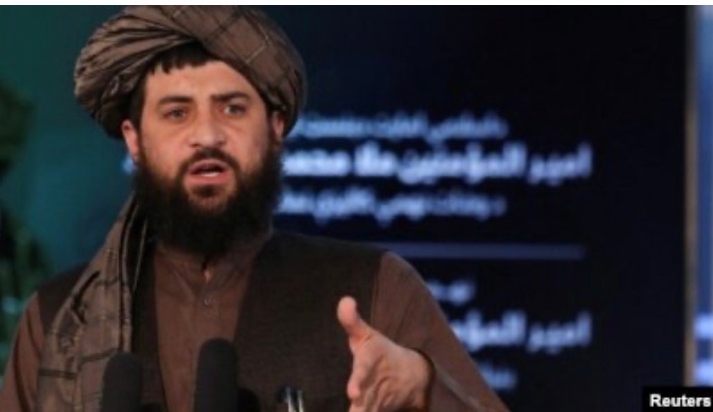 خبرگزاری بانو : وزارت دفاع حکومت طالبان اعلام کرده است که در واکنش به آنچه «نقض حریم افغانستان و کشتار غیرنظامیان» خوانده، مواضع نیروهای پاکستان را در امتداد خط دیورند هدف قرار داده است. در خبرنامه‌ای که این وزارت در صفحه اکس خود منتشر کرده، آمده است که ساعت هشت شام به وقت محلی، پوسته‌های پاکستان در آن‌سوی مرز و در نزدیکی ولایت‌های پکتیکا، پکتیا، خوست، ننگرهار، کنر و نورستان هدف حمله قرار گرفته‌اند. در این بیانیه ادعا شده که در نتیجه این عملیات، ۵۵ نظامی پاکستانی کشته شده‌اند. همچنین گفته شده است که نیروهای طالبان ۱۹ پوسته مرزی را تصرف کرده، شماری سلاح سبک و سنگین به‌دست آورده و تعدادی از نظامیان پاکستانی را زنده اسیر کرده‌اند. به گفته این وزارت، درگیری‌ها ساعت دوازده شب «به دستور لوی‌درستیز امارت اسلامی» متوقف شده است. در عین حال، وزارت دفاع طالبان تأیید کرده که در طرف آنان نیز هشت نفر کشته شده‌اند. پیش‌تر وزیر اطلاعات پاکستان، اعلام کرده بود که در حملات تلافی‌جویانه، ۱۳۳ نیروی طالبان کشته و چندین تن دیگر زخمی شده‌اند. با توجه به ارائه آمارهای متفاوت از سوی دو طرف، رقم دقیق تلفات تا کنون روشن نیست و امکان تأیید مستقل این ادعاها وجود ندارد. خبرگزاری بانو : وزارت دفاع حکومت طالبان اعلام کرده است که در واکنش به آنچه «نقض حریم افغانستان و کشتار غیرنظامیان» خوانده، مواضع نیروهای پاکستان را در امتداد خط دیورند هدف قرار داده است. در خبرنامه‌ای که این وزارت در صفحه اکس خود منتشر کرده، آمده است که ساعت هشت شام به وقت محلی، پوسته‌های پاکستان در آن‌سوی مرز و در نزدیکی ولایت‌های پکتیکا، پکتیا، خوست، ننگرهار، کنر و نورستان هدف حمله قرار گرفته‌اند. در این بیانیه ادعا شده که در نتیجه این عملیات، ۵۵ نظامی پاکستانی کشته شده‌اند. همچنین گفته شده است که نیروهای طالبان ۱۹ پوسته مرزی را تصرف کرده، شماری سلاح سبک و سنگین به‌دست آورده و تعدادی از نظامیان پاکستانی را زنده اسیر کرده‌اند. به گفته این وزارت، درگیری‌ها ساعت دوازده شب «به دستور لوی‌درستیز امارت اسلامی» متوقف شده است. در عین حال، وزارت دفاع طالبان تأیید کرده که در طرف آنان نیز هشت نفر کشته شده‌اند. پیش‌تر وزیر اطلاعات پاکستان، اعلام کرده بود که در حملات تلافی‌جویانه، ۱۳۳ نیروی طالبان کشته و چندین تن دیگر زخمی شده‌اند. با توجه به ارائه آمارهای متفاوت از سوی دو طرف، رقم دقیق تلفات تا کنون روشن نیست و امکان تأیید مستقل این ادعاها وجود ندارد. خبرگزاری بانو : وزارت دفاع حکومت طالبان اعلام کرده است که در واکنش به آنچه «نقض حریم افغانستان و کشتار غیرنظامیان» خوانده، مواضع نیروهای پاکستان را در امتداد خط دیورند هدف قرار داده است. در خبرنامه‌ای که این وزارت در صفحه اکس خود منتشر کرده، آمده است که ساعت هشت شام به وقت محلی، پوسته‌های پاکستان در آن‌سوی مرز و در نزدیکی ولایت‌های پکتیکا، پکتیا، خوست، ننگرهار، کنر و نورستان هدف حمله قرار گرفته‌اند. در این بیانیه ادعا شده که در نتیجه این عملیات، ۵۵ نظامی پاکستانی کشته شده‌اند. همچنین گفته شده است که نیروهای طالبان ۱۹ پوسته مرزی را تصرف کرده، شماری سلاح سبک و سنگین به‌دست آورده و تعدادی از نظامیان پاکستانی را زنده اسیر کرده‌اند. به گفته این وزارت، درگیری‌ها ساعت دوازده شب «به دستور لوی‌درستیز امارت اسلامی» متوقف شده است. در عین حال، وزارت دفاع طالبان تأیید کرده که در طرف آنان نیز هشت نفر کشته شده‌اند. پیش‌تر وزیر اطلاعات پاکستان، اعلام کرده بود که در حملات تلافی‌جویانه، ۱۳۳ نیروی طالبان کشته و چندین تن دیگر زخمی شده‌اند. با توجه به ارائه آمارهای متفاوت از سوی دو طرف، رقم دقیق تلفات تا کنون روشن نیست و امکان تأیید مستقل این ادعاها وجود ندارد.