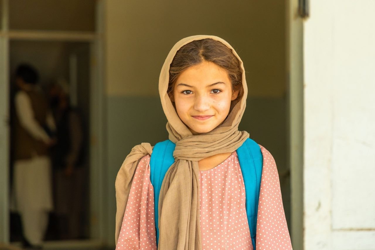 اظهارات اخیر مقامات طالبان درباره الزام داکتران مرد به نقش «محرم» برای مریضان زن، موج تازه‌ای از نگرانی‌های حقوقی، انسانی و سلامتی را برانگیخته است. این موضع‌گیری، در ظاهر تلاش می‌کند کمبود نیروی داکتران زن را با تفسیر جدید فقهی حل کند، اما در واقع نشان‌دهنده‌ی بحرانی عمیق‌تر است. بحرانی که خود سیاست‌های محدودکننده آموزشی و حرفه‌ای زنان را ایجاد کرده‌اند. این تحلیل می‌کوشد نشان دهد چگونه سیاست‌های محدودکننده آموزشی و حرفه‌ای زنان، بهانه‌ی «محرمیت اجباری» را پدید آورده و سلامت، کرامت و حقوق زنان افغانستان را به مخاطره می‌اندازد. زمانی که دختران از تحصیل در رشته‌های طبابت منع می‌شوند و زنان از حضور فعال در نظام صحی کنار گذاشته می‌شوند، کمبود نیروی متخصص زن به یک واقعیت اجتناب‌ناپذیر تبدیل می‌شود. در چنین شرایطی، «محرم‌سازی» داکتران مرد نه راه‌حل بلکه نشانه‌ی بن‌بست ساختاری است. در فقه اسلامی، مفهوم «محرم» محدود به روابط خویشاوندی یا شرایط خاص شرعی است. تبدیل یک داکتر مرد به «محرم مطلق» برای مریضان زن به شکل عمومی، با تعاریف سنتی فاصله جدی دارد. این اقدام بیشتر ناشی از پیامدهای محدودیت‌ آموزشی و نه ضرورت واقعی است. پرسش اساسی این است: آیا می‌توان بحرانی را که خود سیاست‌گذار ایجاد کرده، «اضطرار» نامید؟ وقتی پوهنتون‌ها به روی دختران بسته می‌شوند و تربیت داکتران زن مختل می‌گردد، کمبود نیروی متخصص نتیجه طبیعی همان سیاست است. از نظر فقهی، کسی که سبب ایجاد اضطرار شده، نمی‌تواند از آن برای تغییر احکام استفاده کند. بنابراین «محرمیت اجباری» از نظر حقوقی و منطقی مشروعیت ندارد. وضعیت بحرانی نظام طبابت ممنوعیت آموزش دختران در رشته‌های طبابت ضربه‌ای مستقیم به سلامت جامعه وارد کرده است. افغانستان پیش از این نیز با کمبود داکتران زن، قابله‌ها و پرستاران در مناطق دوردست مواجه بود. اکنون با ادامه محدودیت‌ها، این کمبود به مرحله بحرانی رسیده است. پوهنتون‌ها و مؤسسات آموزش عالی که می‌توانستند نسل جدیدی از متخصصان زن را تربیت کنند، عملاً از چرخه تولید دانش حذف شده‌اند. نتیجه این سیاست، کاهش ظرفیت سیستم صحی، فشار بر مراکز تداوی و گسترش بی‌اعتمادی میان بیماران زن و ساختار تداوی است. در قریه‌جات، نبود داکتران زن حتی برای معاینات اولیه سبب شده بسیاری از زنان مراجعه نکنند. این مسئله نه تنها یک مشکل فردی، بلکه نشانه فروپاشی تدریجی زیرساخت‌های طبابت است. سیاست‌های دوگانه و پیامدهای اجتماعی سیاست‌های جاری زنان را در وضعیتی دوگانه قرار داده است: • از یک سو، دختران از تحصیل در رشته‌های تخصصی منع می‌شوند. • از سوی دیگر، به دلیل نبود کادر زن، از آنان انتظار می‌رود حضور داکتران مرد را در معاینات خصوصی بپذیرند. این وضعیت حریم خصوصی زنان را به پیامد مستقیم یک تصمیم سیاسی تبدیل کرده است. راه منطقی برای حفظ کرامت و سلامت زنان، تقویت حضور زنان متخصص در نظام صحی است، نه بازتعریف محرمیت. محدودیت‌ها تنها به حوزه طبابت محدود نمی‌شود؛ اشتغال زنان در نهادهای دولتی و غیردولتی، رسانه‌ها، سفر بدون محرم، فعالیت مدنی و دسترسی به فضاهای عمومی نیز با محدودیت مواجه شده است. پیامدهای انسانی افغانستان پیش از تحولات اخیر یکی از بالاترین آمار مرگ و میر مادران در منطقه را داشت. کاهش دسترسی به خدمات صحی با کیفیت و حضور متخصصان زن، خطر افزایش دوباره این آمار را جدی‌تر می‌کند. در بسیاری مناطق، زنان به دلیل ملاحظات فرهنگی یا ترس از قضاوت اجتماعی از مراجعه به داکتر مرد خودداری می‌کنند. نبود جایگزین سبب تأخیر در تشخیص بیماری، عوارض بارداری و افزایش مرگ‌ومیر قابل پیشگیری می‌شود. بر اساس معلومات برنامه‌ی جهانی غذا (WFP) و سازمان جهانی صحت، کمبود داکتران زن در افغانستان اکنون به بیش از ۴۰ درصد رسیده و مرگ‌ومیر مادران در برخی ولایات بیش از ۸۰۰ نفر در هر ۱۰۰ هزار تولد زنده است. واکنش جامعه جهانی و نیاز به اقدام فوری واکنش جامعه جهانی تاکنون محدود به بیانیه‌ها و نگرانی‌های رسمی بوده است. این سکوت یا اقدامات پراکنده پیام خطرناکی دارد: عادی‌سازی محدودیت‌ها. هرچه محدودیت‌ها بدون هزینه سیاسی ادامه یابد، تثبیت آن‌ها محتمل‌تر است. افزون بر این، تلاش برای توجیه سیاست‌ها با استناد به مفاهیم دینی، اعتماد عمومی به نهاد دین را نیز تضعیف می‌کند. بسیاری از علمای اسلامی در کشورهای مختلف بر ضرورت آموزش زنان، به ویژه در حوزه‌های طبابت، تأکید دارند. راهکارهای پیشنهادی برای خروج از بحران، اقدامات زیر ضروری است: 1. پایان دادن به ممنوعیت‌های آموزشی و بازگشایی مکاتب و پوهنتون‌ها برای دختران. 2. ایجاد برنامه‌های جایگزین کوتاه‌مدت مانند آموزش آنلاین و طبی از راه دور. 3. تقویت حضور زنان در مراکز صحی و برنامه‌های توانمندسازی حرفه‌ای. 4. حمایت بین‌المللی مؤثر و نظارت بر سیاست‌های داخلی برای جلوگیری از محدودیت‌های غیرقانونی. 5. افزایش آگاهی خانواده‌ها و جامعه درباره اهمیت سلامت و حقوق زنان. نتیجه‌گیری محروم‌سازی زنان از تخصص و مشارکت، نه تنها حقوق زنان را نقض می‌کند، بلکه ظرفیت تولید دانش و خدمات، رشد اقتصادی و ثبات اجتماعی کشور را کاهش می‌دهد. افغانستان امروز به داکتران زن، معلمان زن و متخصصان زن نیاز دارد، نه به فتاوای جدید برای «محرم‌سازی». تاریخ قضاوت خواهد کرد که آیا در برابر این محدودیت‌ها ایستادگی شد یا سکوت اختیار گردید، اما سلامت، آموزش و کرامت زنان افغانستان نباید قربانی بازی‌های سیاسی شود.