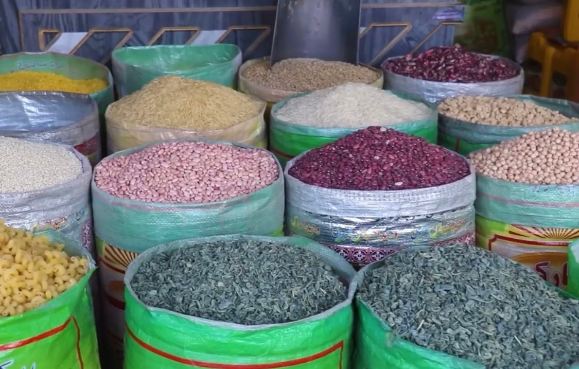 با گذشت دهه نخست ماه رمضان، شماری از باشنده گان کابل از فقر ، بیکاری و افزایش نرخ های مواد خوراکه ابراز نگرانی می‌کنند. آنان میگویند که فشار اقتصادی در این ماه تشدید شده و بسیاری از خانواده‌ها با مشکلات جدی معیشتی روبه‌رو هستند . باشنده گان کابل در گفتگو‌با بانو نیوز تاکید میکند که ادامه این وضعیت، زندگی مردم را با تهدید جدی مواجه ساخته است .همزمان با آغاز ماه رمضان قیمت مواد خوراکی در بازارهای افغانستان افزایش یافته و مردم از رشد روز افزون فقر، بیکاری و گرانی شکایت دارند. زهرا، یکی از باشنده گان کابل میگوید:« که ماه رمضان امسال در حالی فرا رسیده است که مشکلات تجارتی و ترانزیتی میان پاکستان و افغانستان هم باعث افزایش قیمت ها شده است. دولت باید به این موضوع توجه داشته باشد، زیرا مردم حتی در این ماه مبارک نیز با مشکلات فراوان روبه رو ‌هستند. بیکاری به اوج رسیده و زنانی که سرپرست خانواده اند نیز از سوی طالبان از کار محروم شده اند.» زحل میگوید:« فیصدی زیادی از مردم در فقر به سر میبرند. قیمت آرد، برنج و روغن بسیار زیاد افزایش یافته است؛ که به گونه مثال، یک بوجی ارد بین 1400و ۱۵۵۰ افغانی یک به فروش می‌رسد و در مجموع قیمت همه چیز بالا رفته است. واقعاً زندگی در افغانستان برای مردم دشوار شده است.» ارین، می‌گوید:«بهای مواد خوراکی پیش از ماه رمضان افزایش یافته بود و با آغاز این ماه،پیشتر هم شده است. قیمت یک‌بوجی برنج در بازار های کابل بین ۴۲۰۰و ۴۵۰۰ افغانی و روغن ۱۶ لیتره بین ۱۶۵۰ و 1800 افغانی به فروخته می شود. یک کارگر عادی یا زنانی که سرپرست خانواده هستن چگونه می‌توان نیاز های خود را تامین کند؟» شماری از باشنده گان کابل میگویندکه با وجود کاهش نرخ دالر، قیمت مواد خوارکی در بازار ها همچینان افزایش یافته است. آنان می افزایند که در گذشته با کاهش نرخ دالر، قیمت ها نیز کاهش می یافت اما اکنون چنین نیست . حکیمه میگوید: «مردم از لحاظ اقتصادی در وضعیت بسیاربدی قرار دارند. اکثریت خانواده ها نمیتواند نیازهای ماه رمضان خود را تامین کنند‌ و قادر به تأمین نیازهای غذایی خود برای افطار و سحر نیستند. قیمت میوه و سایر کالاها بسیار بلند است توان خرید آن را را ندارند. افزایش قیمت کالاهای اساسی همراه با فقر و بیکاری، زنده‌گی مردم را در ماه رمضان امسال دشوارتر کرده است.» محمد،آموزگار یکی مراکز آموزشی کابل، میگوید:«محدودیت که طالبان برای زنان و‌دختران وضع کرده اند، باعث شده صنف ها از حضور دختران خالی‌بماند وتعداد حضور پسران نیزدر صنف ها کمرنگ است و‌درامد ما از درس دادن به اندازه ای نیست که نیازهای خانواده را تامین کند.» شماری از کارگران روزمزد میگویند که با وجود روزه داری، از صبح تا شب در کنار جاده ها وچهارراه ها و یا با کراچه دست داشته شان منتظیر پیدا کردن کار می مانند، اما کار پیدا نمیتواند اگر کار پیدا کند هم با درآمد ناچیز است و پاسخ گوی نیاز های اولیه آنان نیست.انان خواهان فراهم سازی زمینه کاری مناسب اند. یاسین فارغالتحصیل از رشته انجنیری، میگوید: «مشکلات خانواده‌گی بسیار زیاد شده و من به‌عنوان تنها نان‌آور خانواده با دشواری‌های زیادی دست‌وپنجه نرم می‌کنم. واقعاً سخت است؛ تلاش زیادی کردم تا کار پیدا کنم، اما موفق نشدم و هر کاری باشد، آماده انجام ان هستم.» او میافزاید: «هر ساله با فرارسیدن ماه رمضان، قیمت مواد خوراکی به‌طور قابل توجهی افزایش می‌یابد و دو برابر می‌شود. مردم فقیر و نیازمند حتی نان خوردن ندارند و با افزایش مداوم قیمت‌ها، این مشکل هر سال تکرار می‌شود . وی همچنان میگوید: «پس از تسلط طالبان بر کابل، بسیاری از افراد بیکار شده‌اند. حتا کسانی که مدرک ماستری و دکترا دارند، هنوز نتوانسته‌اند کاری پیدا کنند. این وضعیت فاجعه‌بار است.» مردم افغانستان که سال‌ها با بحران‌های اقتصادی ،فقر و بیکاری نبود زمینه کاری، دست‌وپنجه نرم می‌کنند، امسال نیز ماه رمضان را در حالی سپری می کنند که با مشکلات شدید معیشتی رو به رو هستند. در همین حال ، دفتر هماهنگ‌کننده کمک‌های بشردوستانه سازمان ملل (اوچا) اعلام کرده است که رمضان در افغانستان در حالی فرا رسیده که ۱۷.۴ میلیون نفر با گرسنه‌گی شدید مواجه اند و ۲۱.۹ میلیون تن در به کمک‌های بشر دوستانهنیاز دارند. بر بنیاد آمار این نهاد، حدود ۹۰ درصد جمعیت افغانستان زیر خط فقر زندگی میکند. این در حالی است که طالبان ادعا کرده اند که در چند سال گذشته، قیمت‌ها در ماه رمضان در سطح مناسبی قرار داشته است. راضیه علی راده