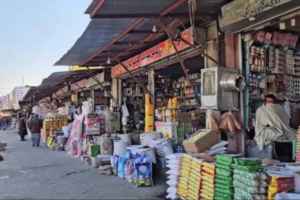 میلیون‌ها افغان درگیر بحران شدید غذایی و کاهش قدرت خرید هستند خبرگزاری بانو : نهاد امریکایی «دیتا فار افغانستان» در تازه‌ترین گزارش خود هشدار داده است که بیش از ۱۱ میلیون تن در افغانستان در سال ۲۰۲۶ با ناامنی غذایی در سطح بحران یا بالاتر روبه‌رو خواهند بود. براساس این گزارش، از ماه اپریل تا سپتمبر سال روان، میلیون‌ها تن در افغانستان در وضعیت «بحران»، «اضطراری» و حتا «فاجعه‌بار» غذایی قرار خواهند گرفت. ولایت‌های بدخشان، بلخ، بامیان، دایکندی، فاریاب، غور، جوزجان، کنر و سرپل از آسیب‌پذیرترین مناطق معرفی شده‌اند. گزارش می‌افزاید که جوزجان بالاترین سطح ناامنی غذایی شدید را ثبت کرده و حدود نیمی از جمعیت آسیب‌پذیر این ولایت با خطر گرسنگی جدی مواجه‌اند. این نهاد همچنین گفته است که کاهش قدرت خرید مردم، یکی از چالش‌های اصلی در افغانستان است. بر بنیاد یافته‌ها، بسیاری از کارگران روزمزد توان خرید مواد غذایی اولیه را ندارند و در ۱۷ ولایت کشور، قدرت خرید پایین‌تر از میانگین ملی گزارش شده است. در گزارش آمده که نورستان پایین‌ترین قدرت خرید را دارد و یک کارگر روزمزد در این ولایت تنها می‌تواند با درآمد یک روز خود حدود ۷ کیلوگرام آرد خریداری کند. این گزارش در حالی منتشر می‌شود که نهادهای بین‌المللی بارها نسبت به افزایش فقر، بیکاری و گسترش گرسنگی در افغانستاشدار داده‌اند