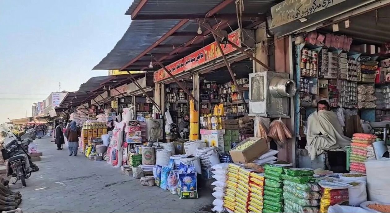 میلیون‌ها افغان درگیر بحران شدید غذایی و کاهش قدرت خرید هستند خبرگزاری بانو : نهاد امریکایی «دیتا فار افغانستان» در تازه‌ترین گزارش خود هشدار داده است که بیش از ۱۱ میلیون تن در افغانستان در سال ۲۰۲۶ با ناامنی غذایی در سطح بحران یا بالاتر روبه‌رو خواهند بود. براساس این گزارش، از ماه اپریل تا سپتمبر سال روان، میلیون‌ها تن در افغانستان در وضعیت «بحران»، «اضطراری» و حتا «فاجعه‌بار» غذایی قرار خواهند گرفت. ولایت‌های بدخشان، بلخ، بامیان، دایکندی، فاریاب، غور، جوزجان، کنر و سرپل از آسیب‌پذیرترین مناطق معرفی شده‌اند. گزارش می‌افزاید که جوزجان بالاترین سطح ناامنی غذایی شدید را ثبت کرده و حدود نیمی از جمعیت آسیب‌پذیر این ولایت با خطر گرسنگی جدی مواجه‌اند. این نهاد همچنین گفته است که کاهش قدرت خرید مردم، یکی از چالش‌های اصلی در افغانستان است. بر بنیاد یافته‌ها، بسیاری از کارگران روزمزد توان خرید مواد غذایی اولیه را ندارند و در ۱۷ ولایت کشور، قدرت خرید پایین‌تر از میانگین ملی گزارش شده است. در گزارش آمده که نورستان پایین‌ترین قدرت خرید را دارد و یک کارگر روزمزد در این ولایت تنها می‌تواند با درآمد یک روز خود حدود ۷ کیلوگرام آرد خریداری کند. این گزارش در حالی منتشر می‌شود که نهادهای بین‌المللی بارها نسبت به افزایش فقر، بیکاری و گسترش گرسنگی در افغانستاشدار داده‌اند